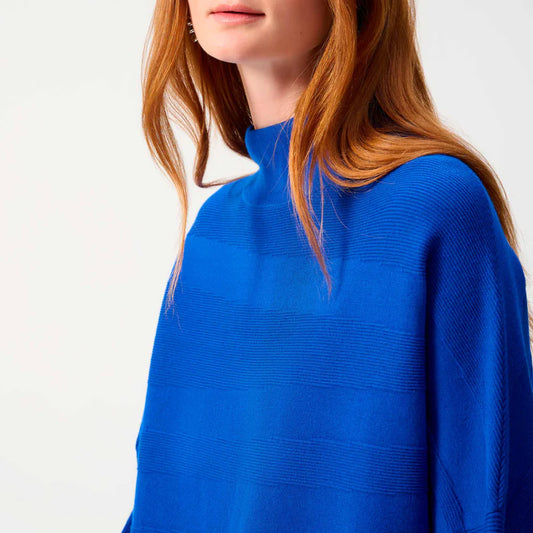 Blusa Azul Eléctrico de Corte Recto – Elegancia Minimalista