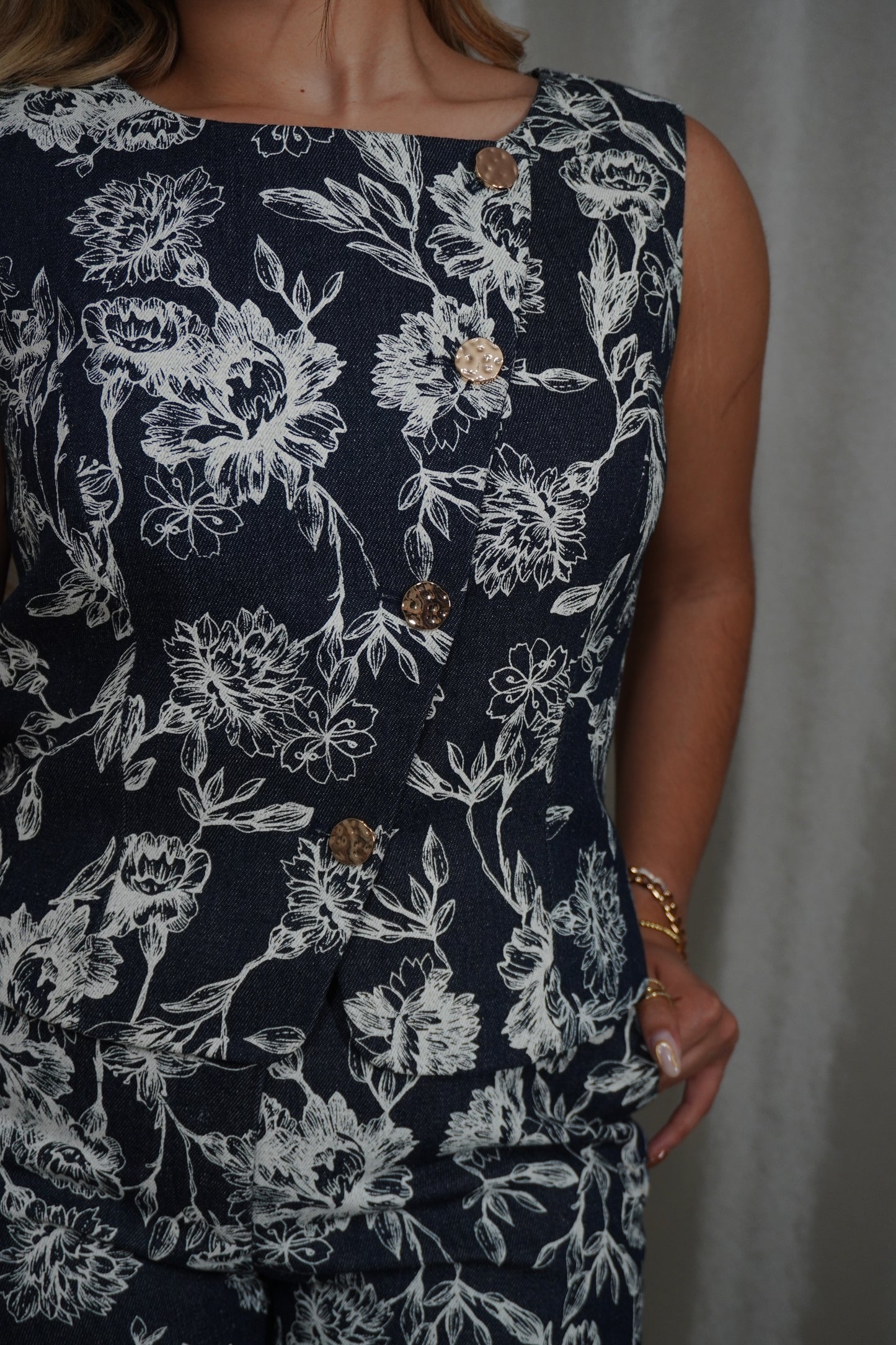 Conjunto Floral Azul con Pantalón Recto – Elegancia Relajada