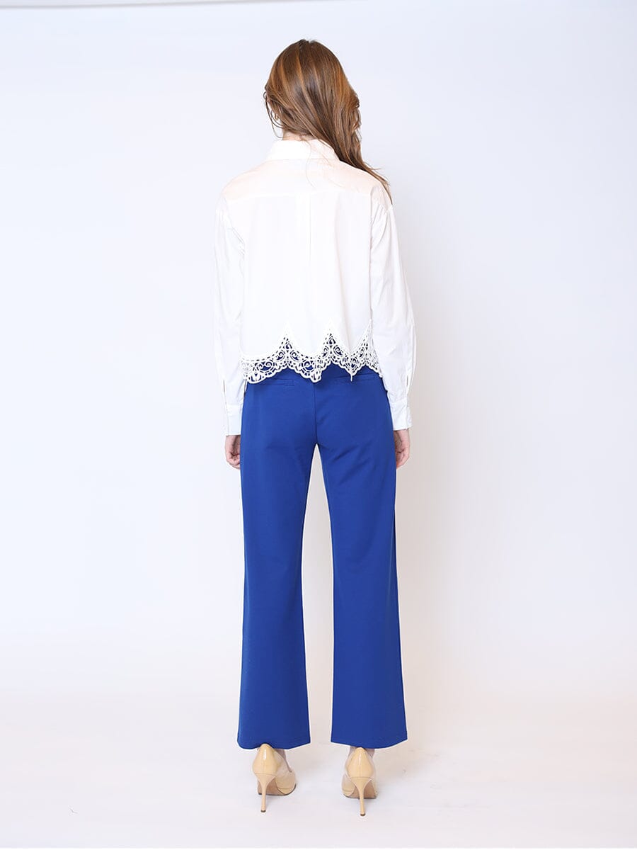 Blusa Negra con Encaje – Elegancia Atemporal