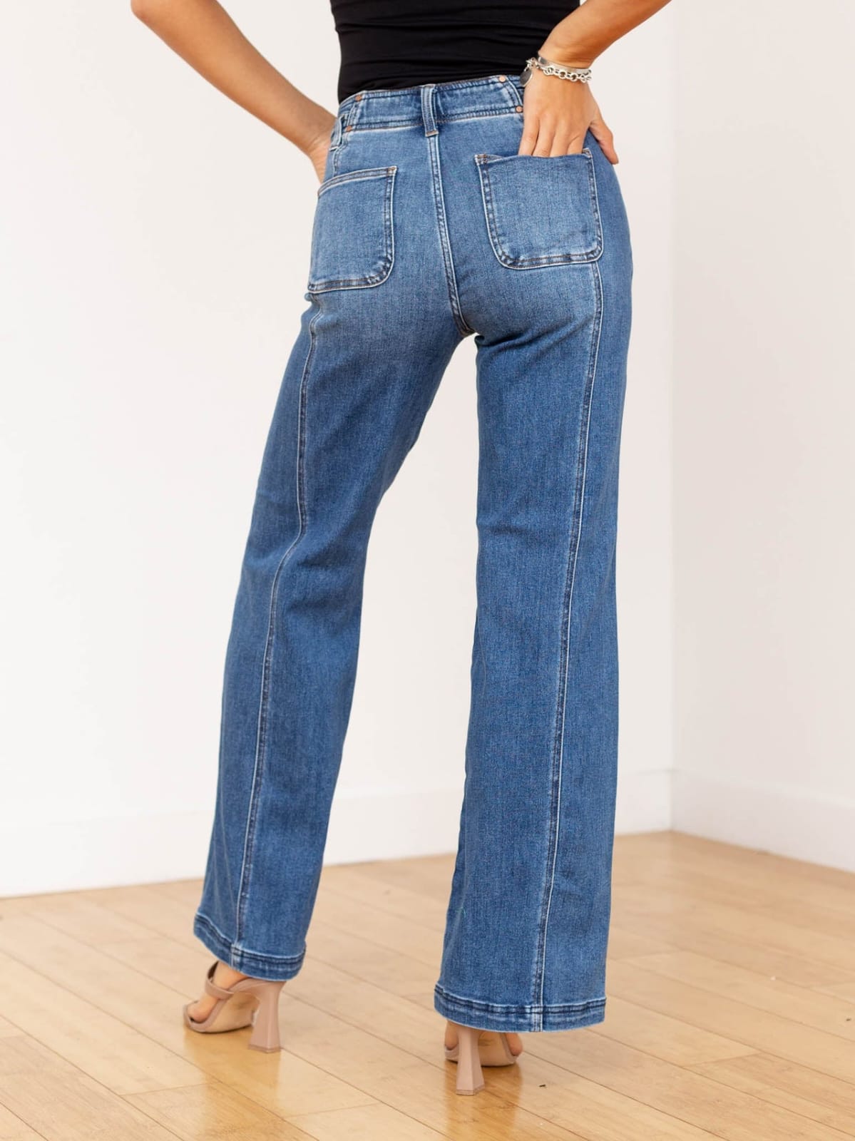 Jean Wide Leg Azul Medio con Costuras – Estilo Moderno y Favorecedor