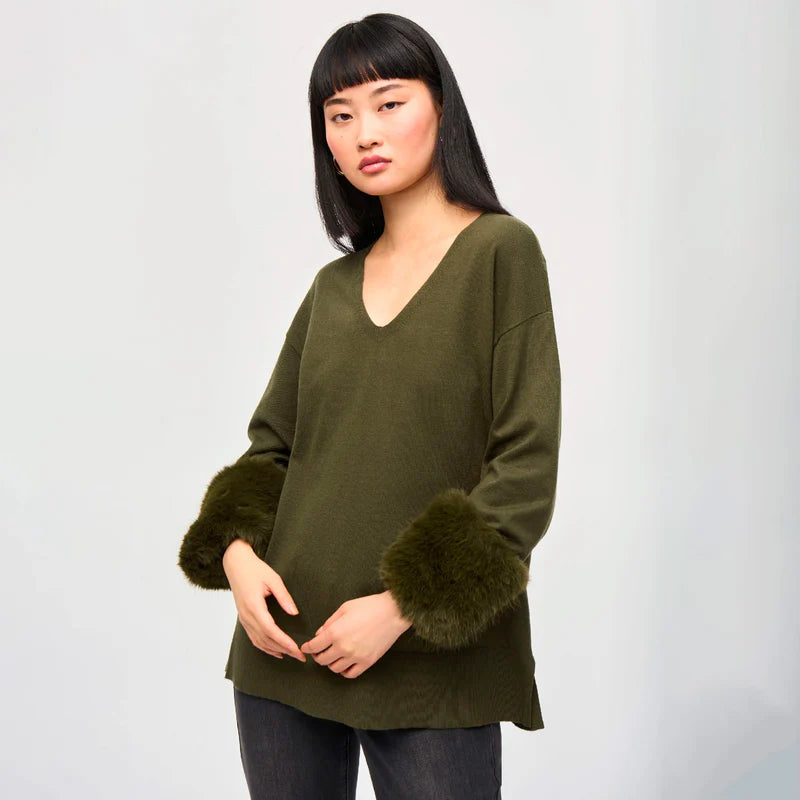 Suéter Verde Olivo con Puños de Piel Sintética – Elegancia Contemporánea