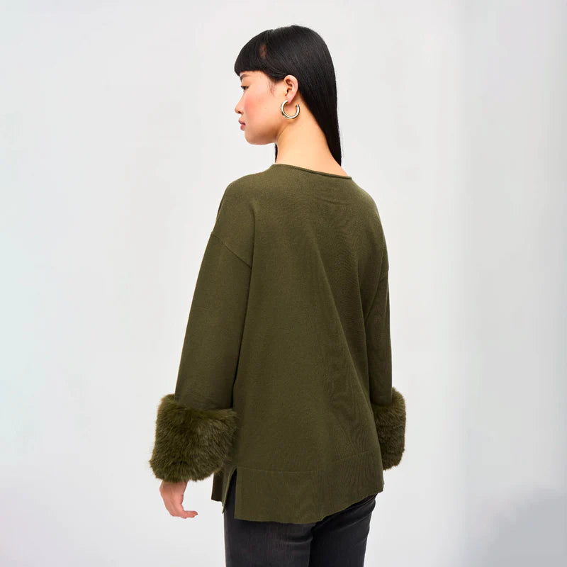 Suéter Verde Olivo con Puños de Piel Sintética – Elegancia Contemporánea