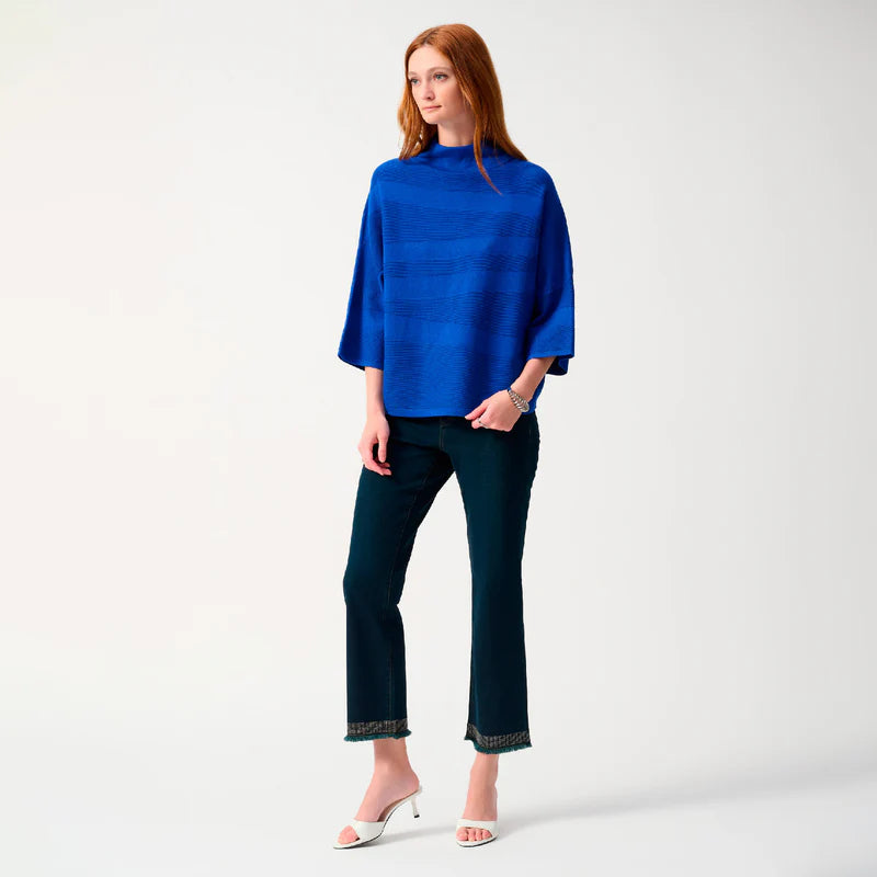 Blusa Azul Eléctrico de Corte Recto – Elegancia Minimalista