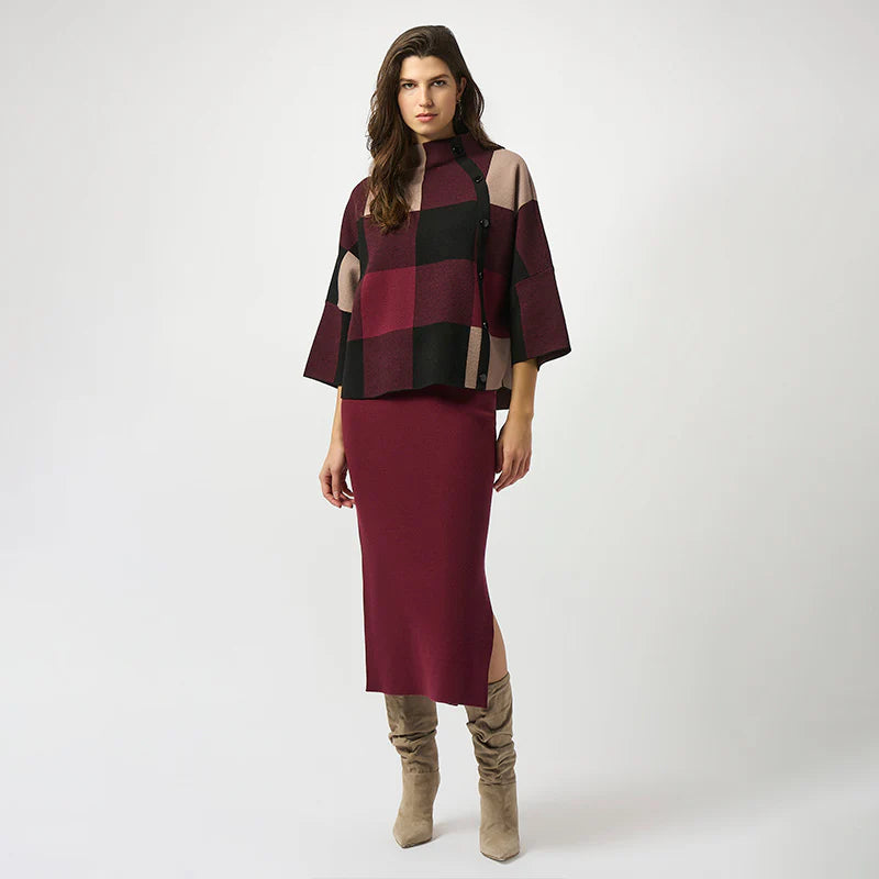 Blusa Geométrica en Tonos Vino y Negro – Elegancia Moderna