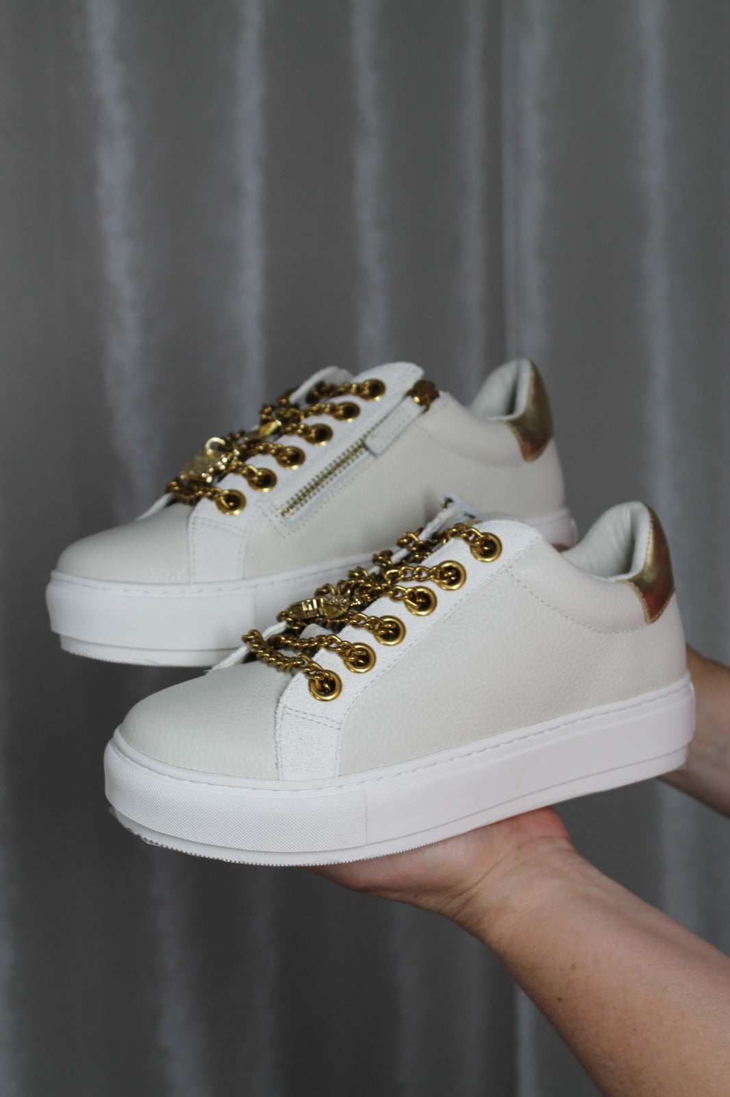 Sneakers Blancos Gold Chain – Kurt Geiger – Lujo Urbano