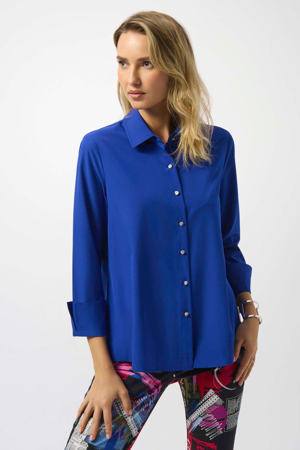 Blusa Oversize de Botones – Elegancia Versátil en Azul, Blanco y Negro 253923