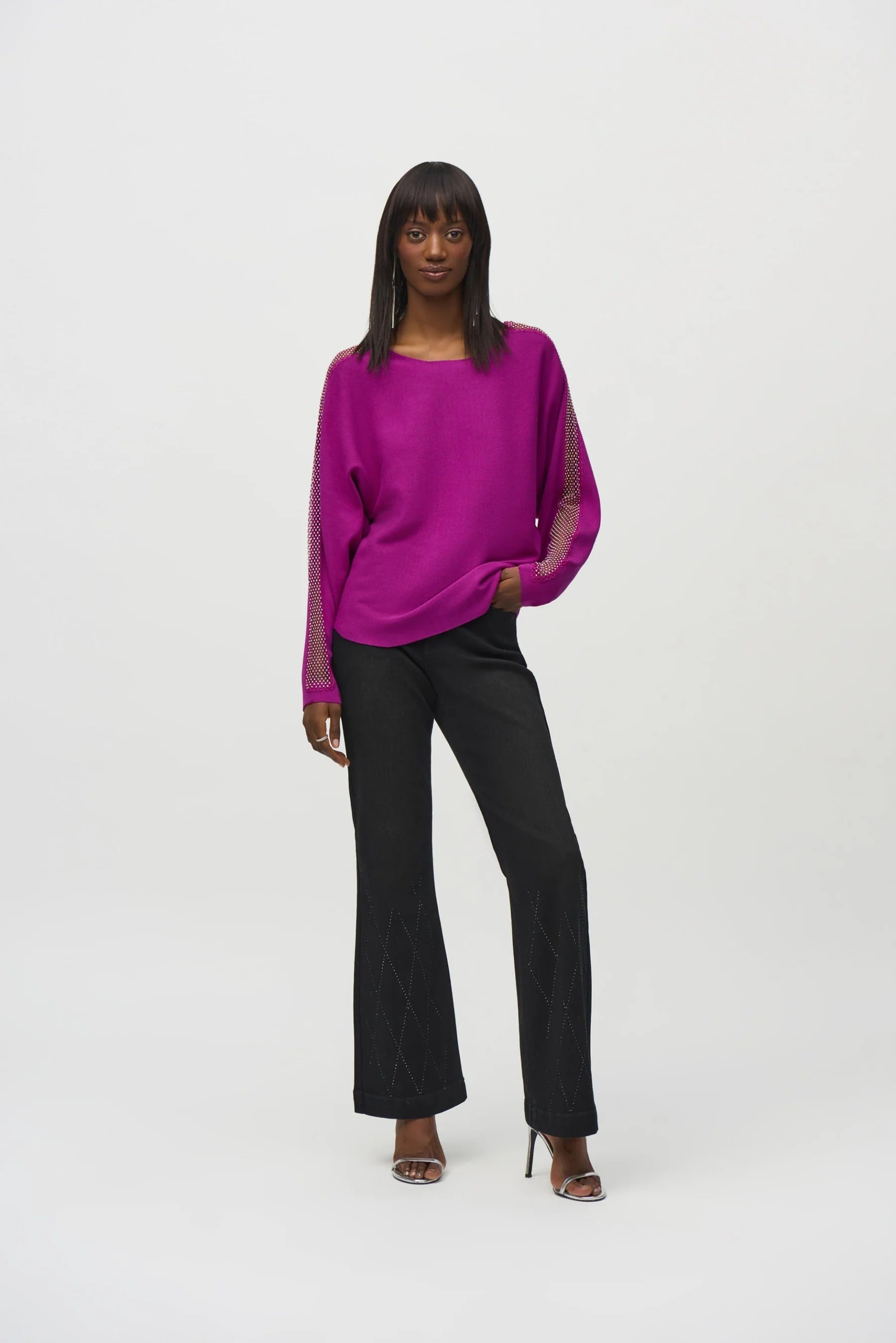 Blusa Magenta con Detalle de Cristales – Elegancia Contemporánea