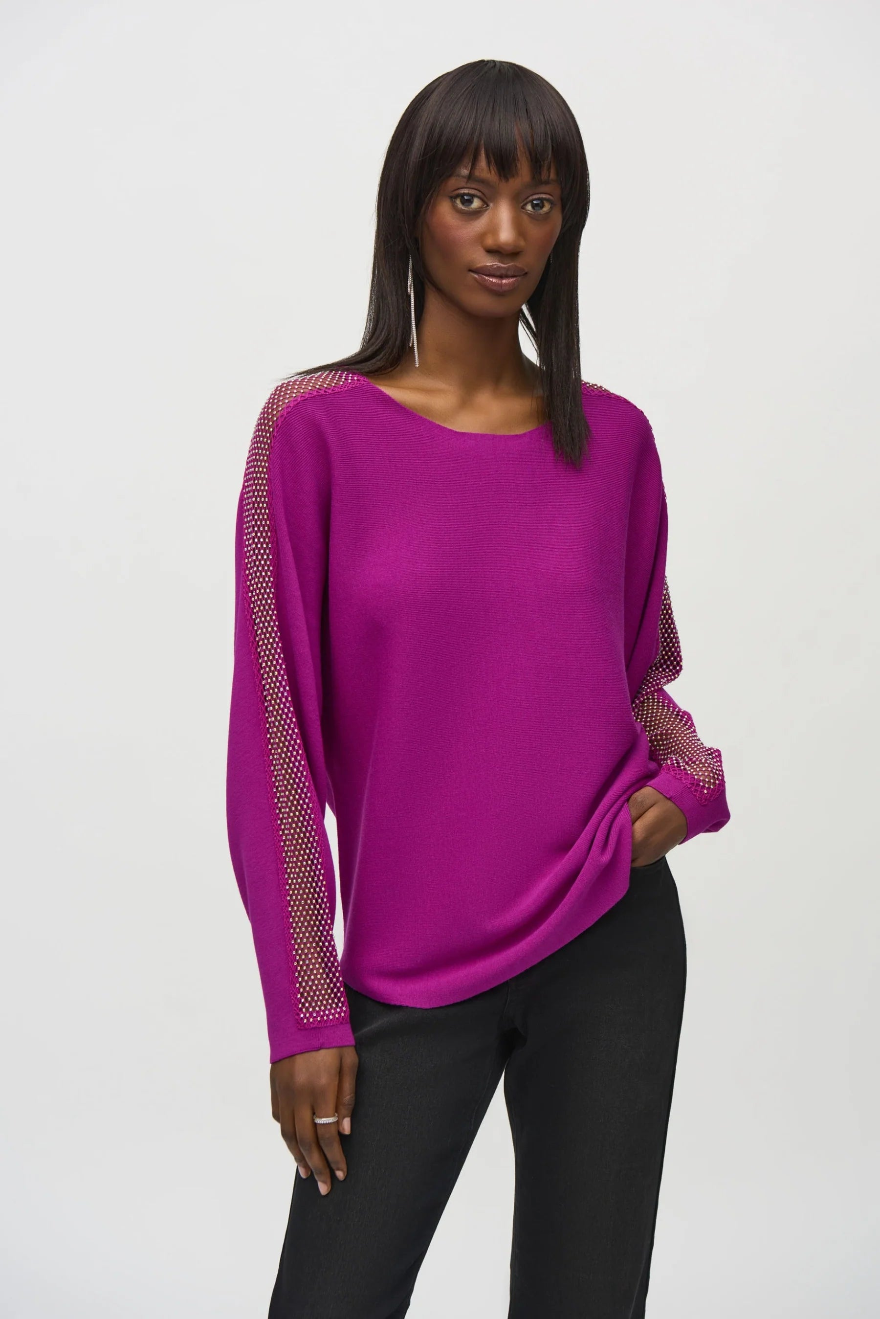 Blusa Magenta con Detalle de Cristales – Elegancia Contemporánea