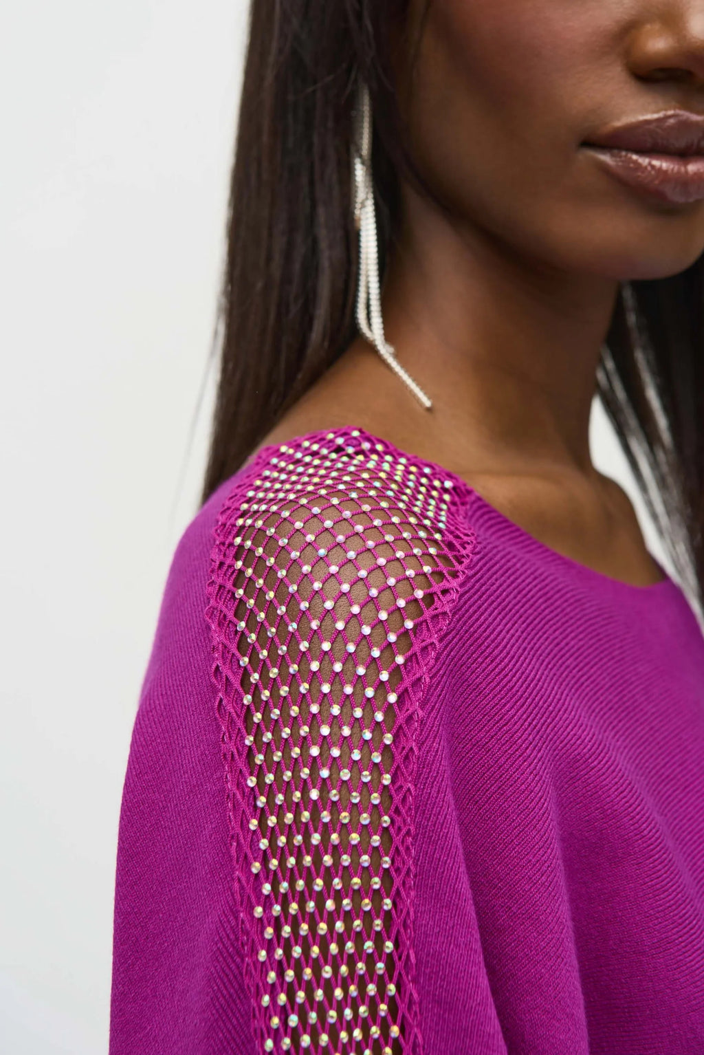 Blusa Magenta con Detalle de Cristales – Elegancia Contemporánea