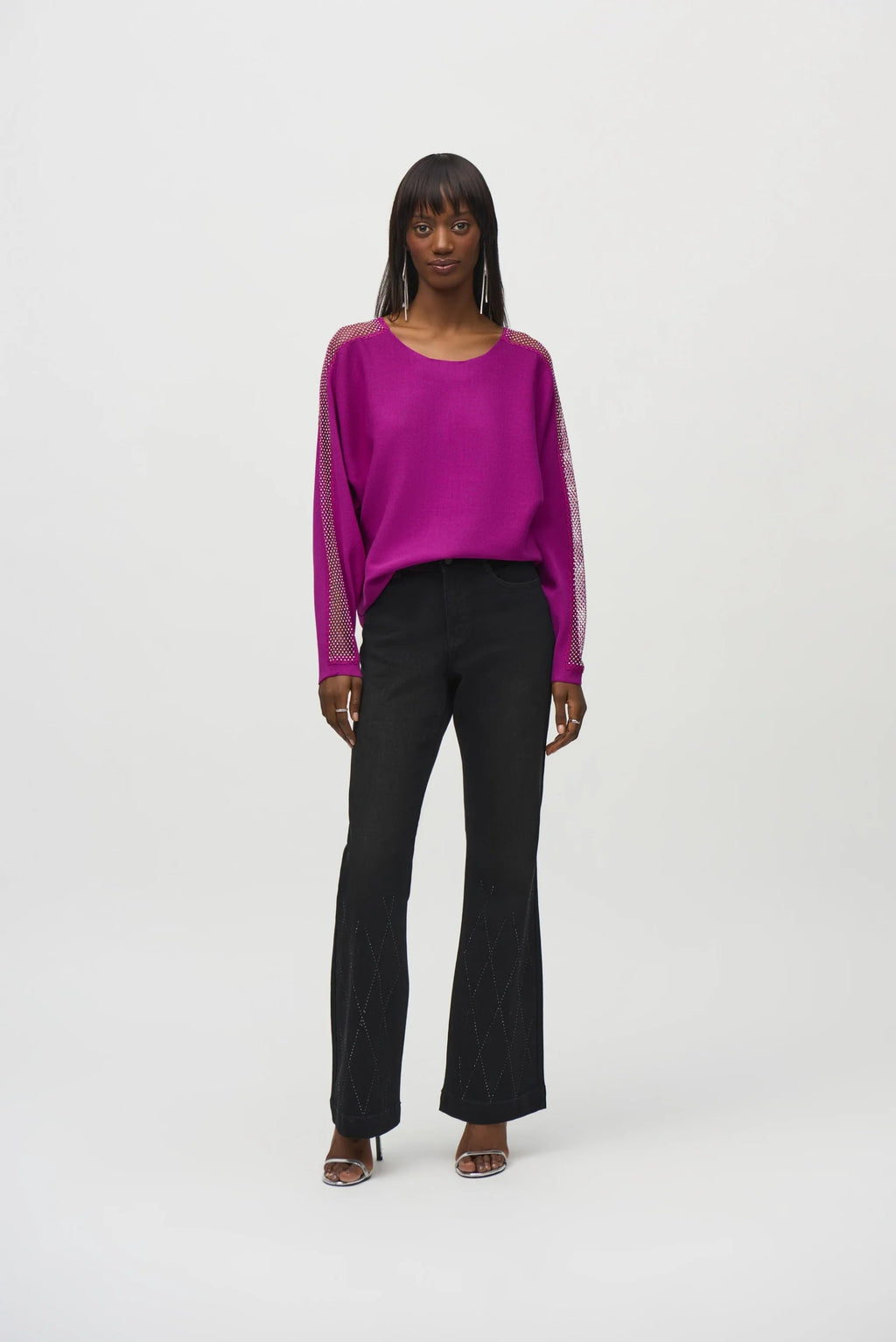 Blusa Magenta con Detalle de Cristales – Elegancia Contemporánea