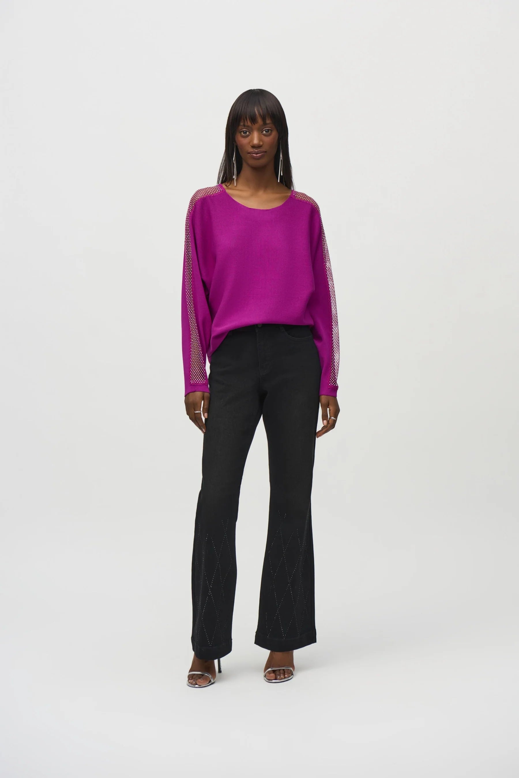 Blusa Magenta con Detalle de Cristales – Elegancia Contemporánea