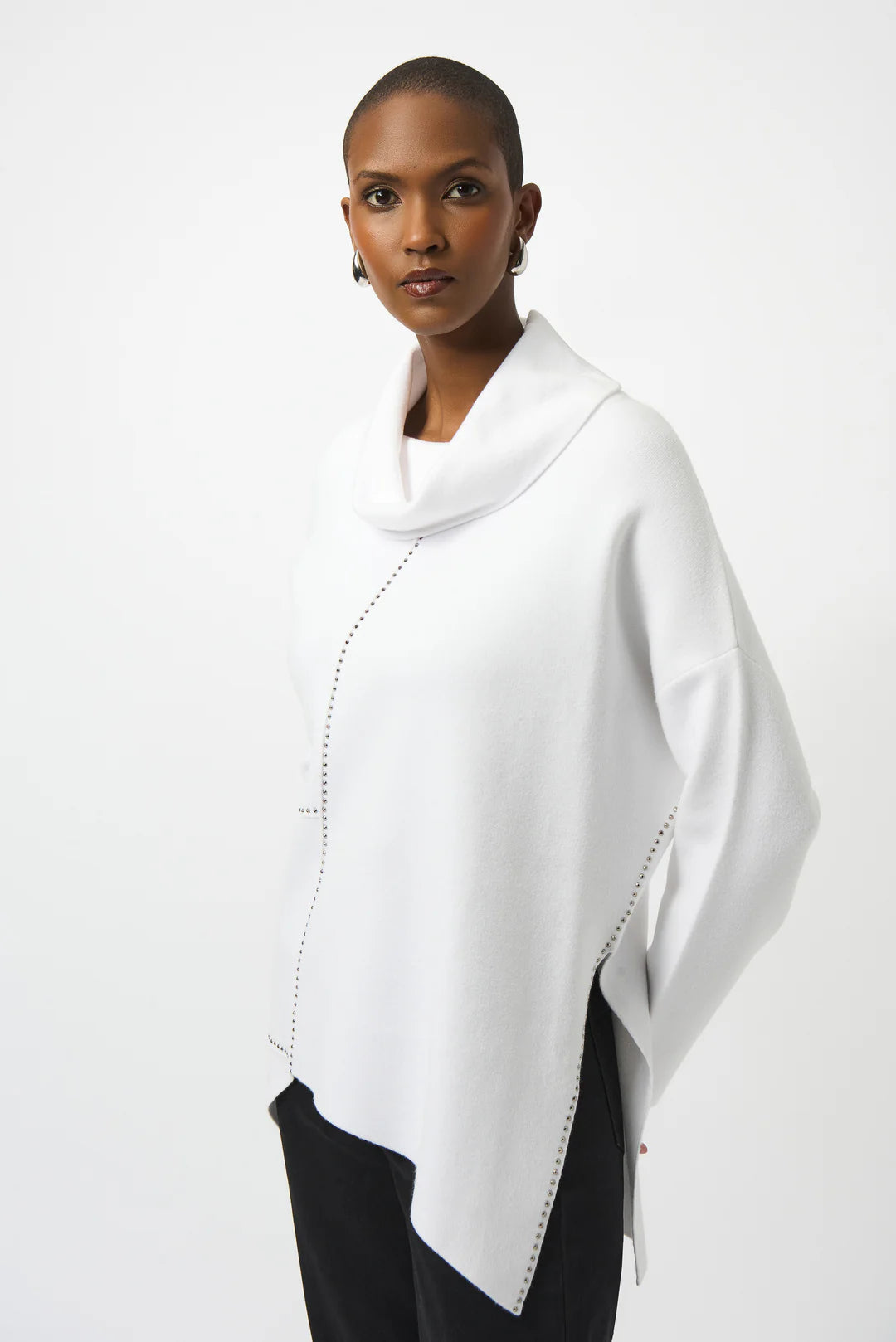 Blusa Blanca Asimétrica – Elegancia Minimalista