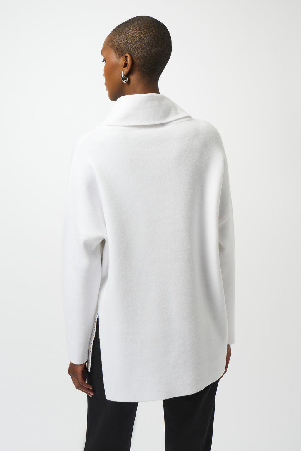 Blusa Blanca Asimétrica – Elegancia Minimalista