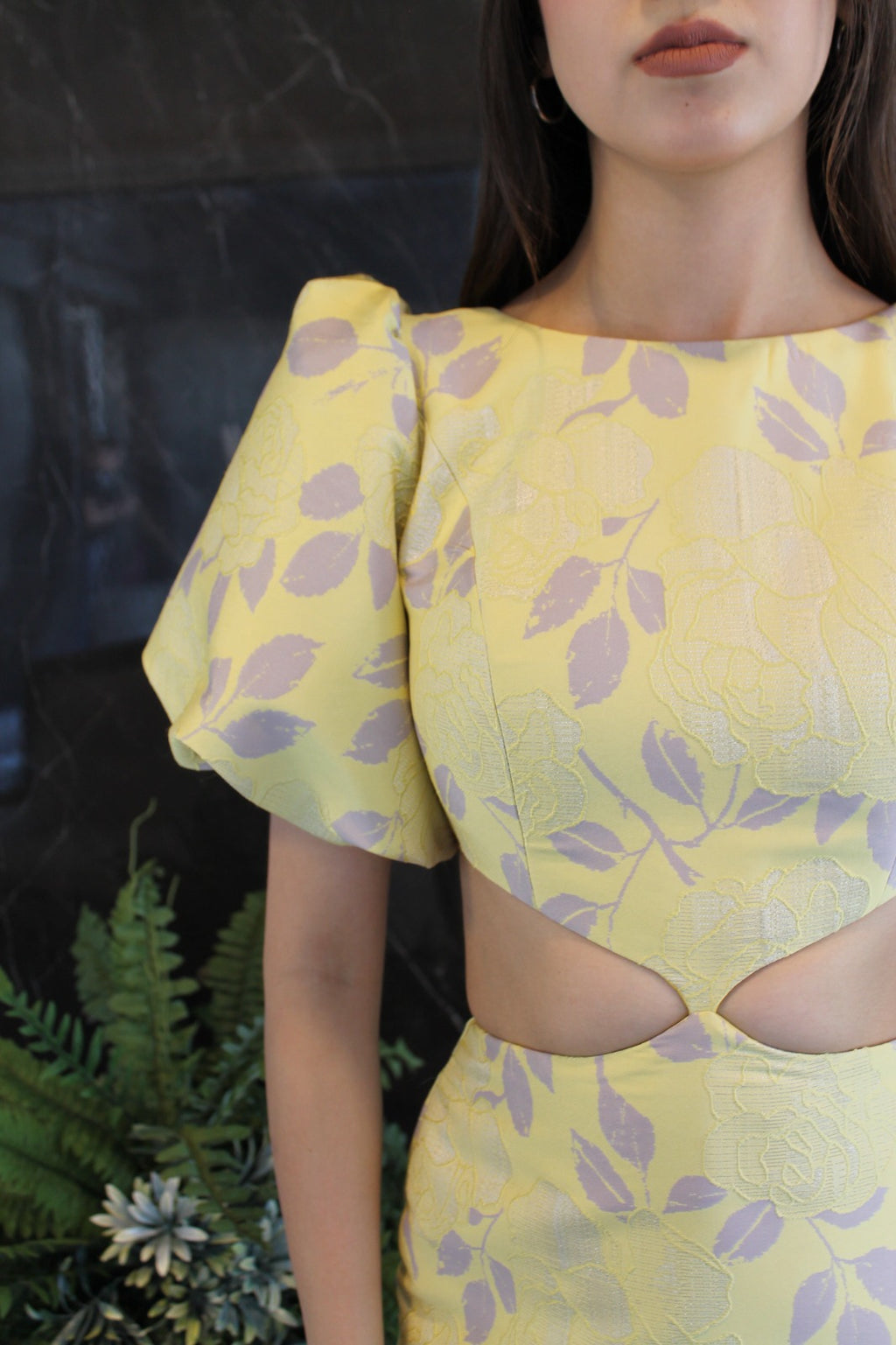 Vestido Largo Floral Amarillo con Cut Out – Elegancia Romántica