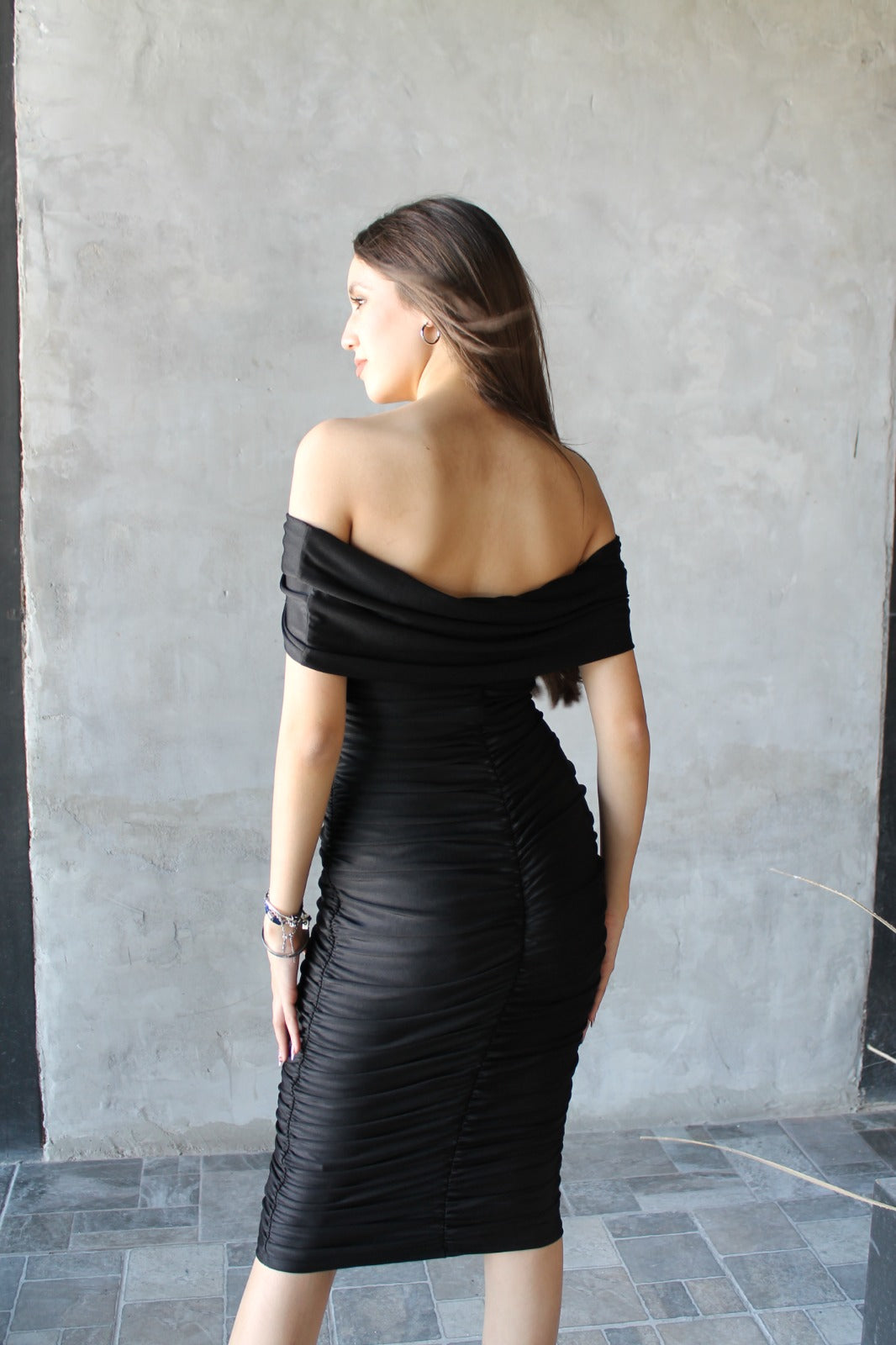 Vestido Negro Off Shoulder Midi – Sofisticación Atemporal