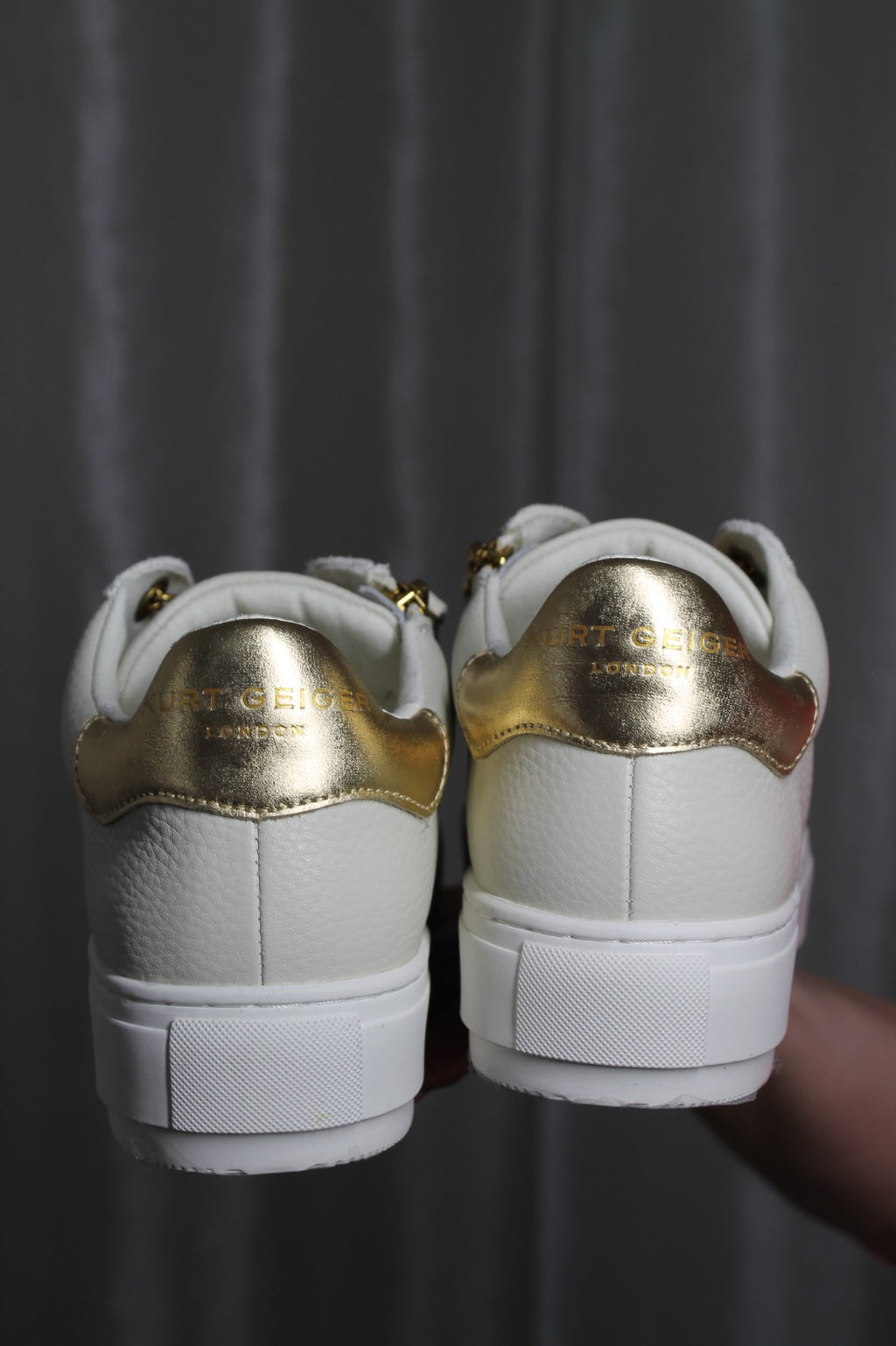 Sneakers Blancos Gold Chain – Kurt Geiger – Lujo Urbano