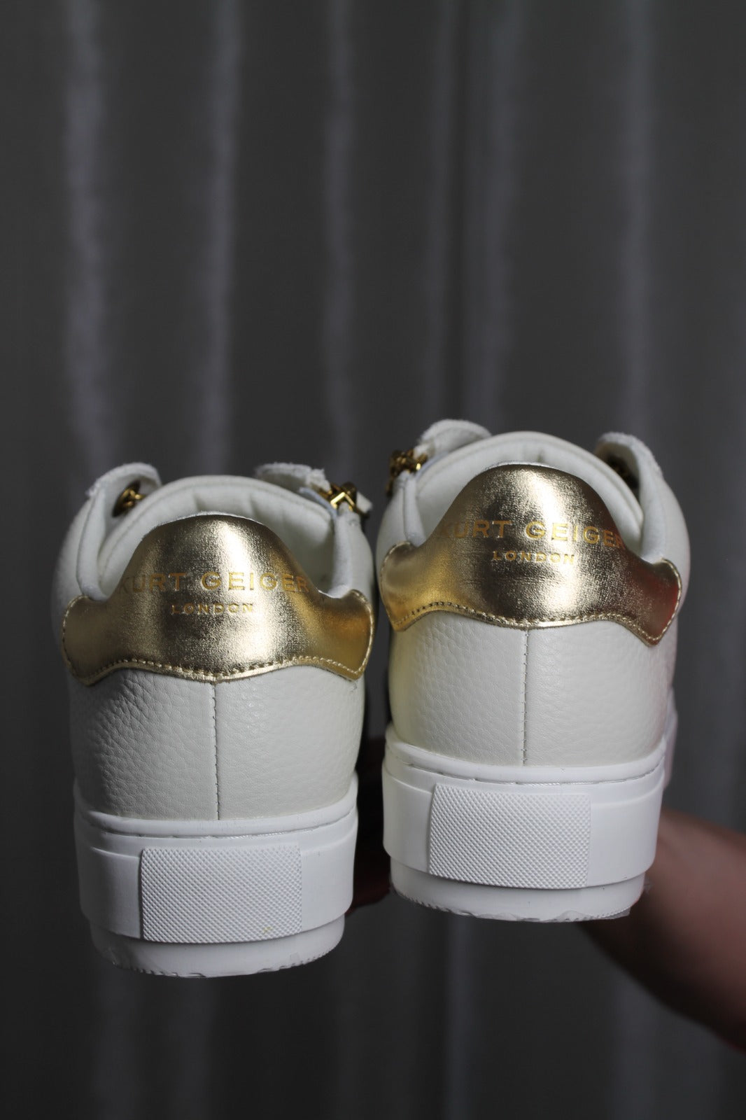 Sneakers Blancos Gold Chain – Kurt Geiger – Lujo Urbano