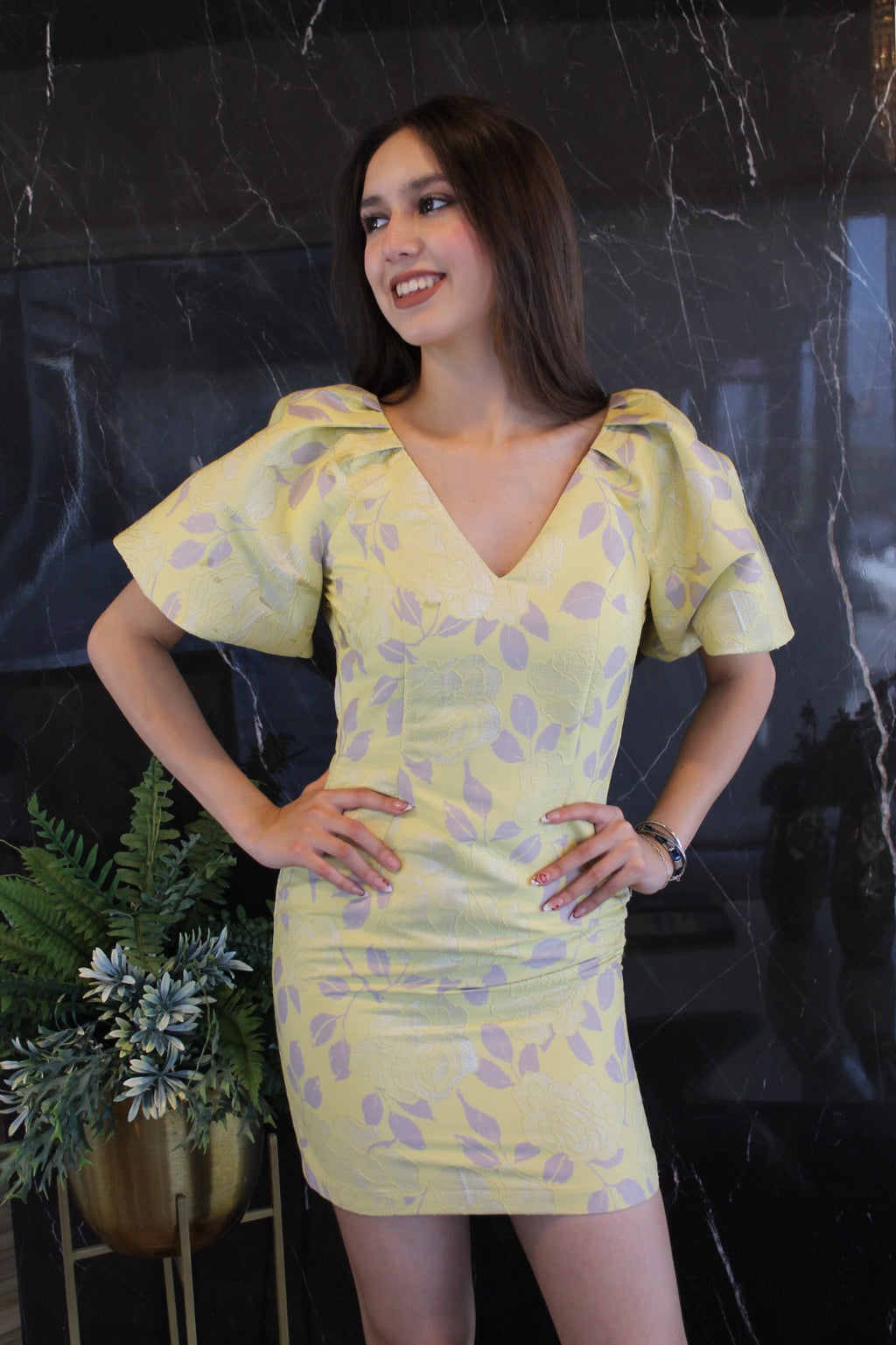 Vestido Floral Amarillo Pastel – Feminidad Sofisticada