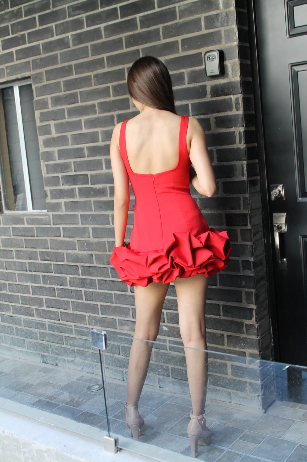 Vestido Rojo Mini con Volantes – Impacto y Sofisticación