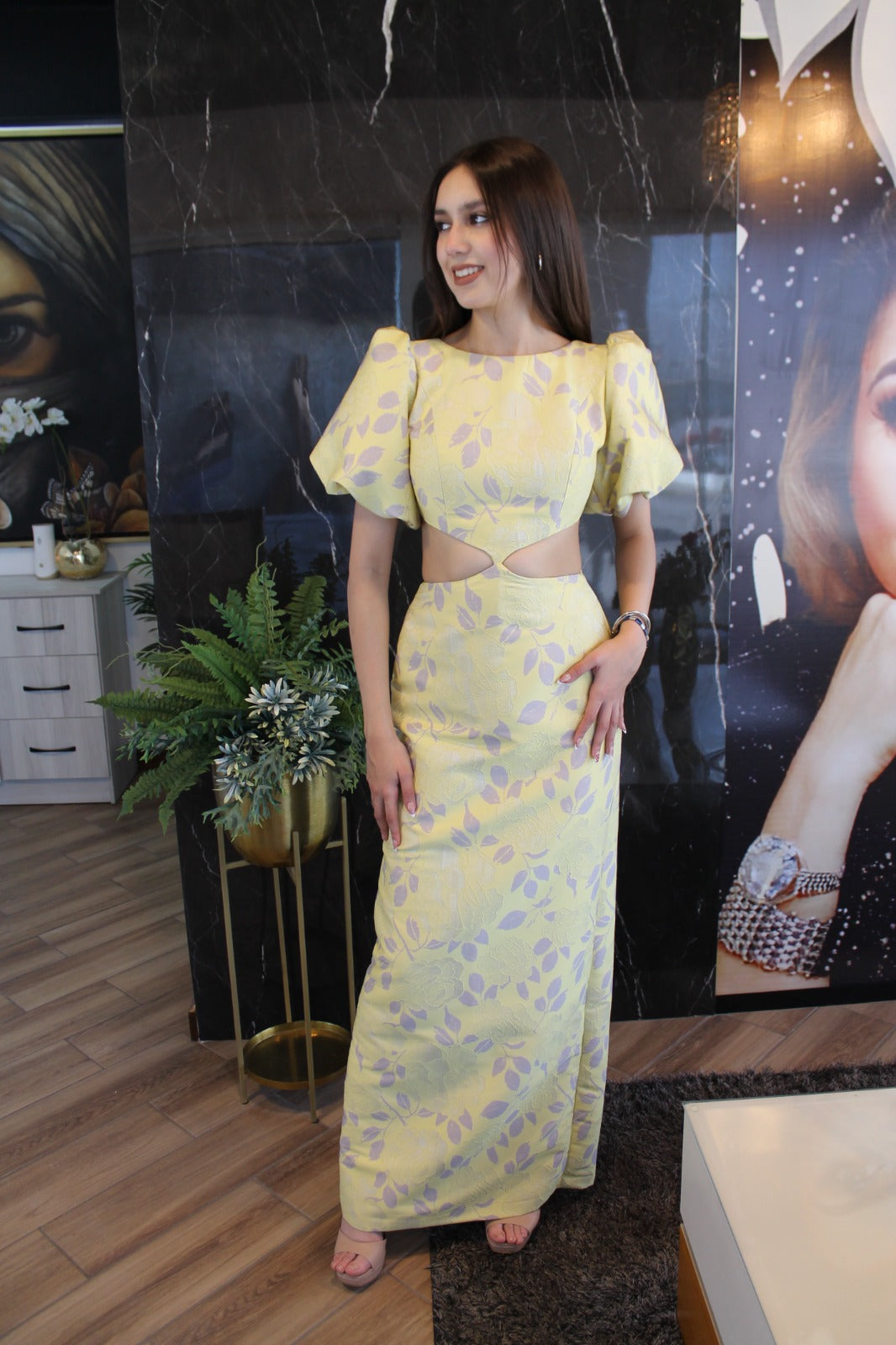 Vestido Largo Floral Amarillo con Cut Out – Elegancia Romántica
