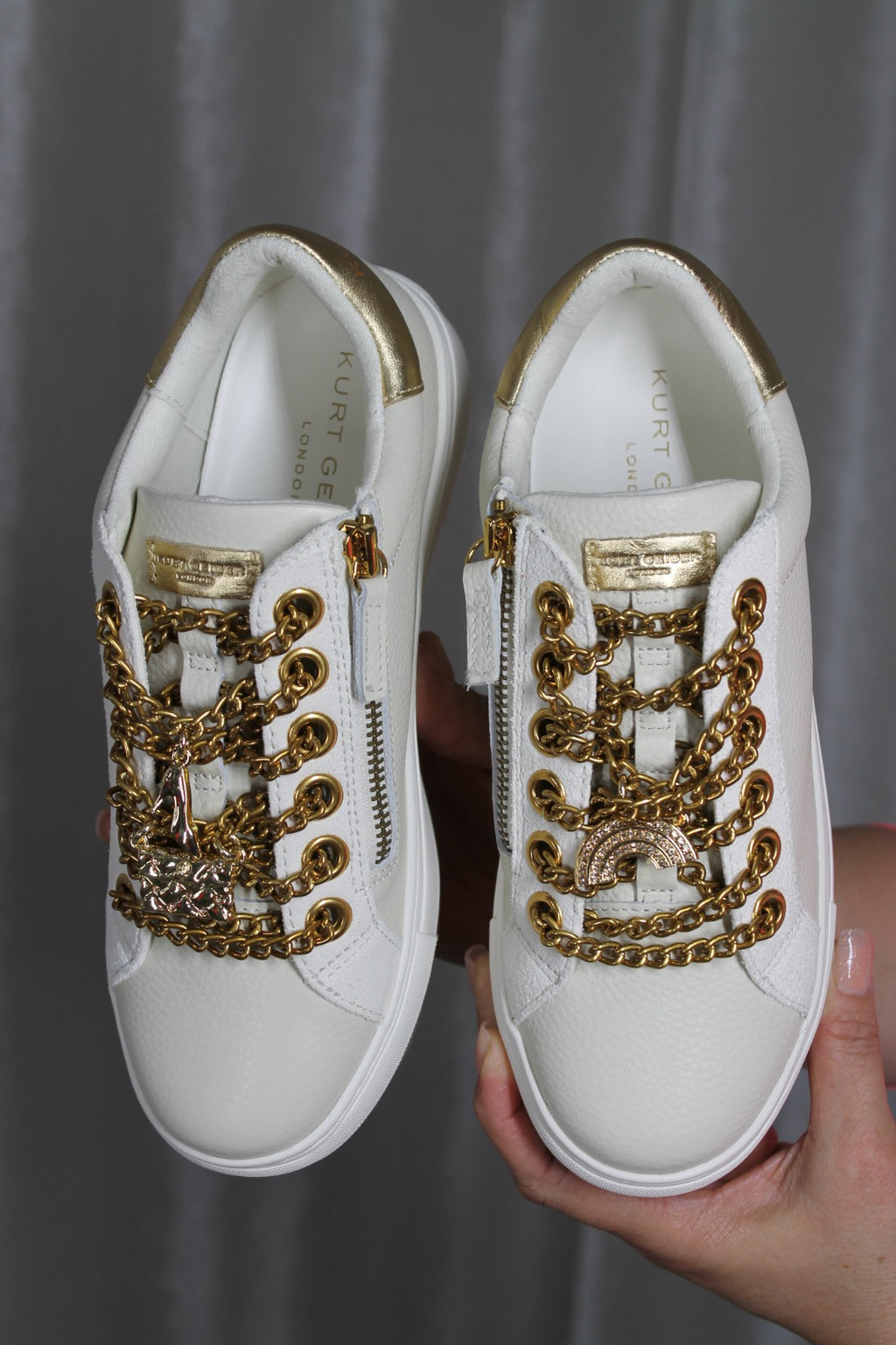 Sneakers Blancos Gold Chain – Kurt Geiger – Lujo Urbano
