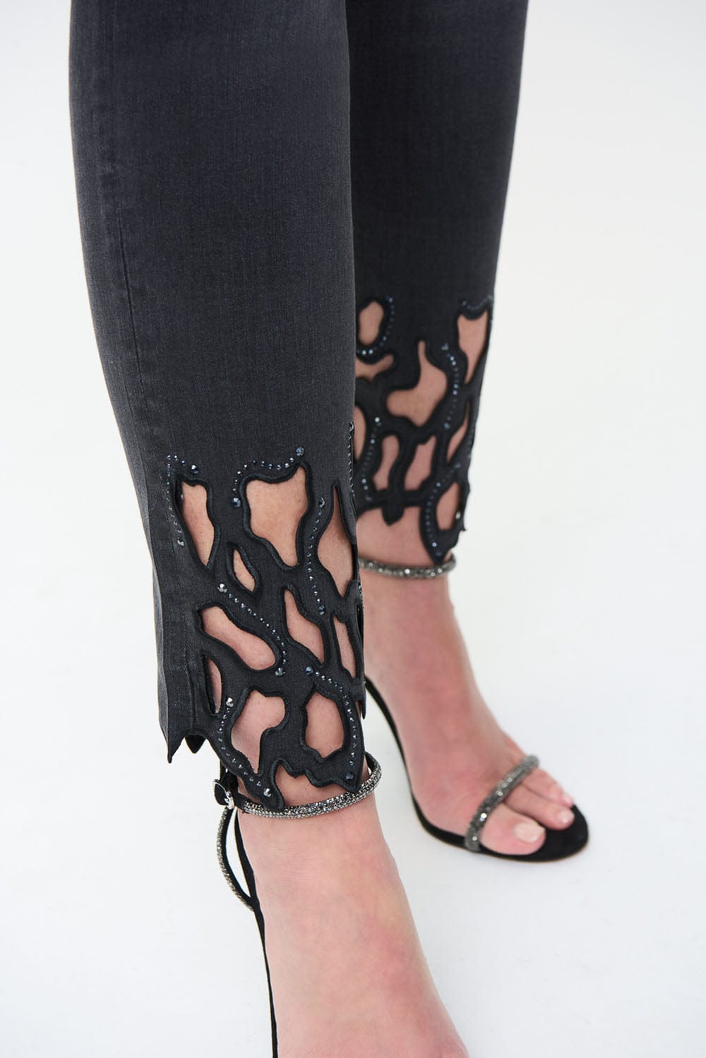 Jean Gris Detalle Recortado – Elegancia con Actitud