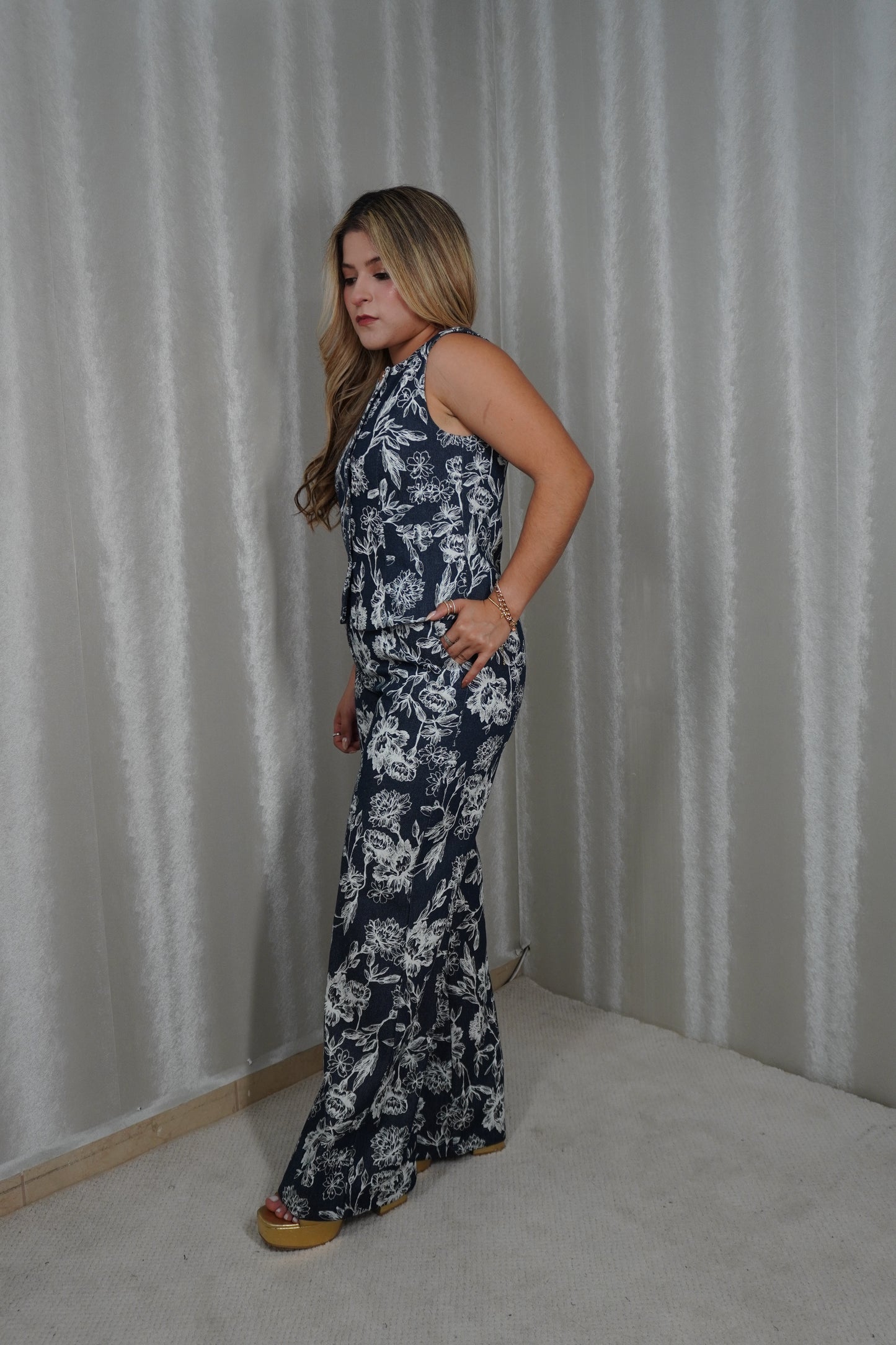 Conjunto Floral Azul con Pantalón Recto – Elegancia Relajada