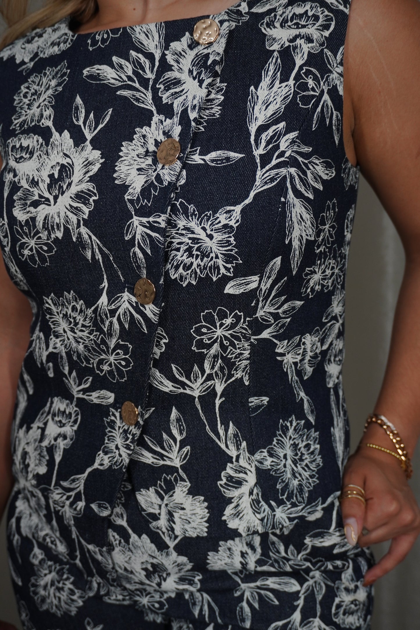 Conjunto Floral Azul con Pantalón Recto – Elegancia Relajada