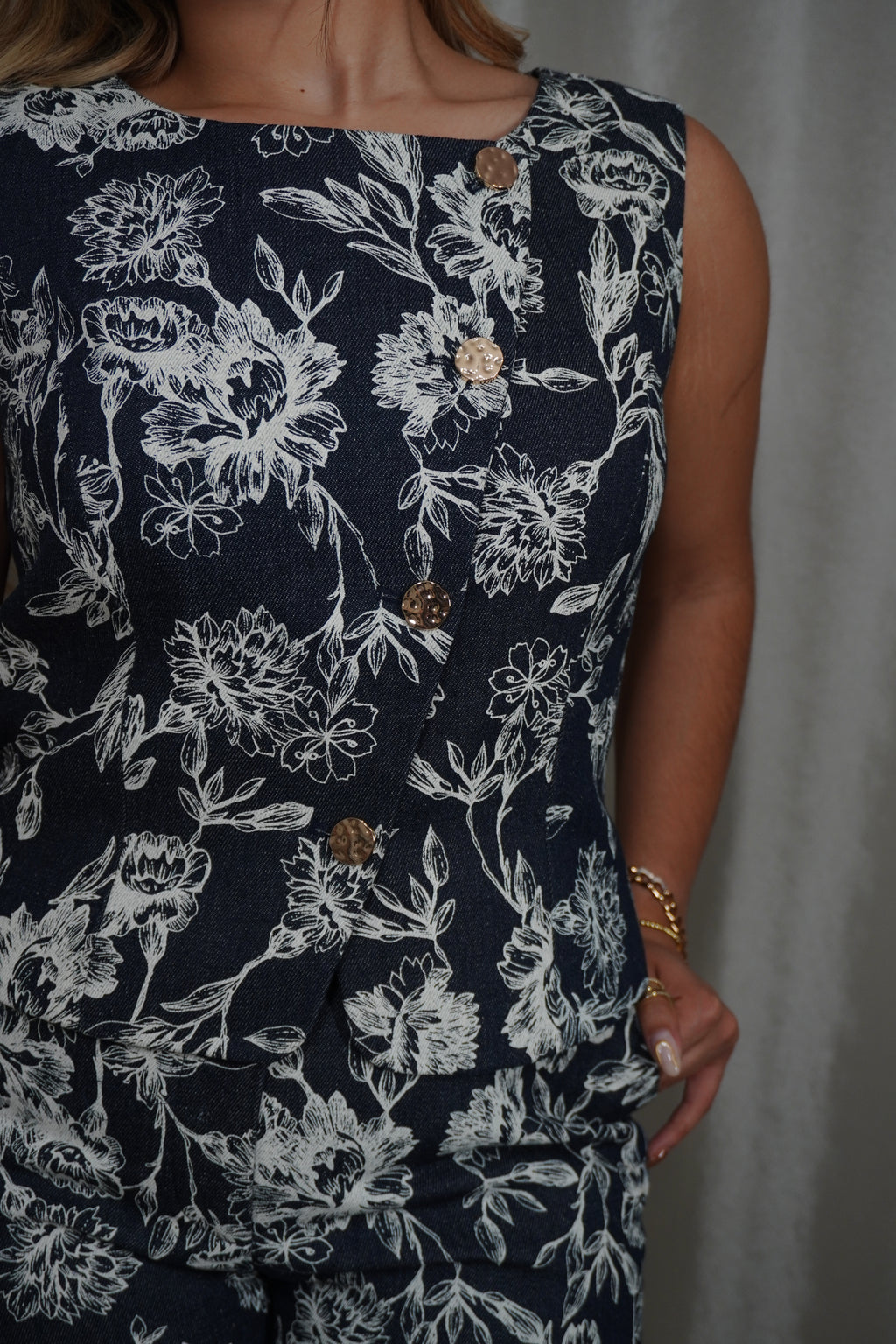 Conjunto Floral Azul con Pantalón Recto – Elegancia Relajada