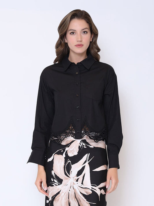 Blusa Negra con Encaje – Elegancia Atemporal
