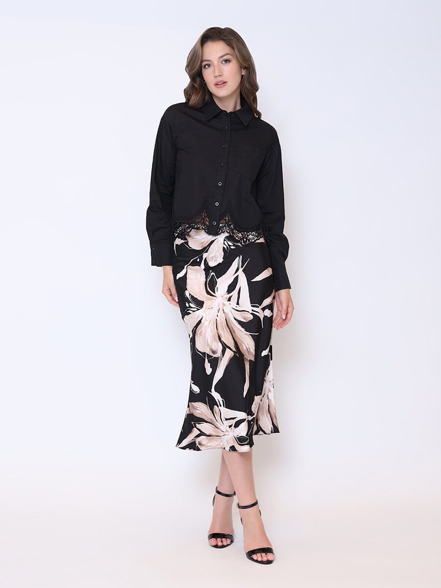 Blusa Negra con Encaje – Elegancia Atemporal