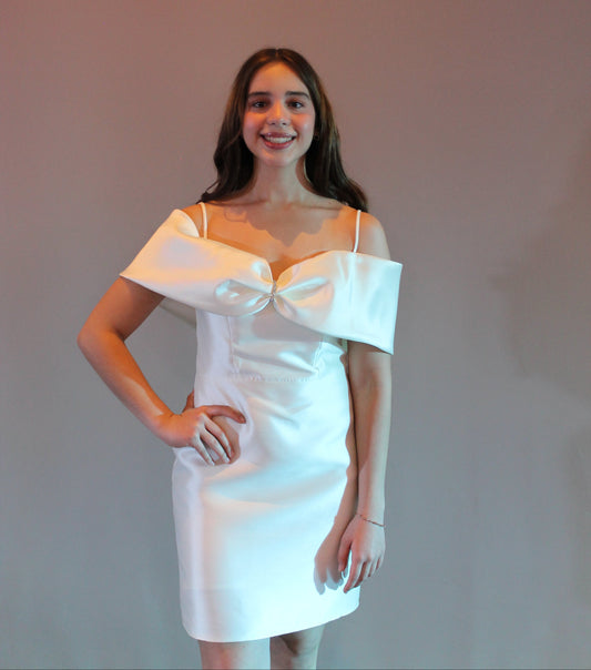 Vestido Corto Color Perla con Moño Escultural – Elegancia Atemporal