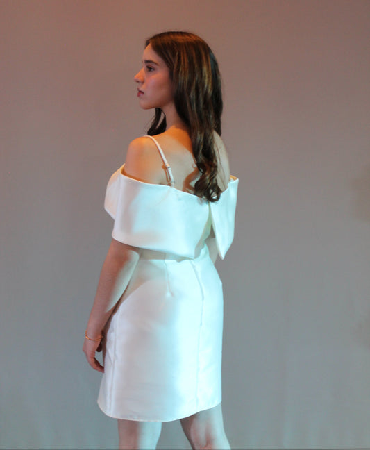 Vestido Corto Color Perla con Moño Escultural – Elegancia Atemporal