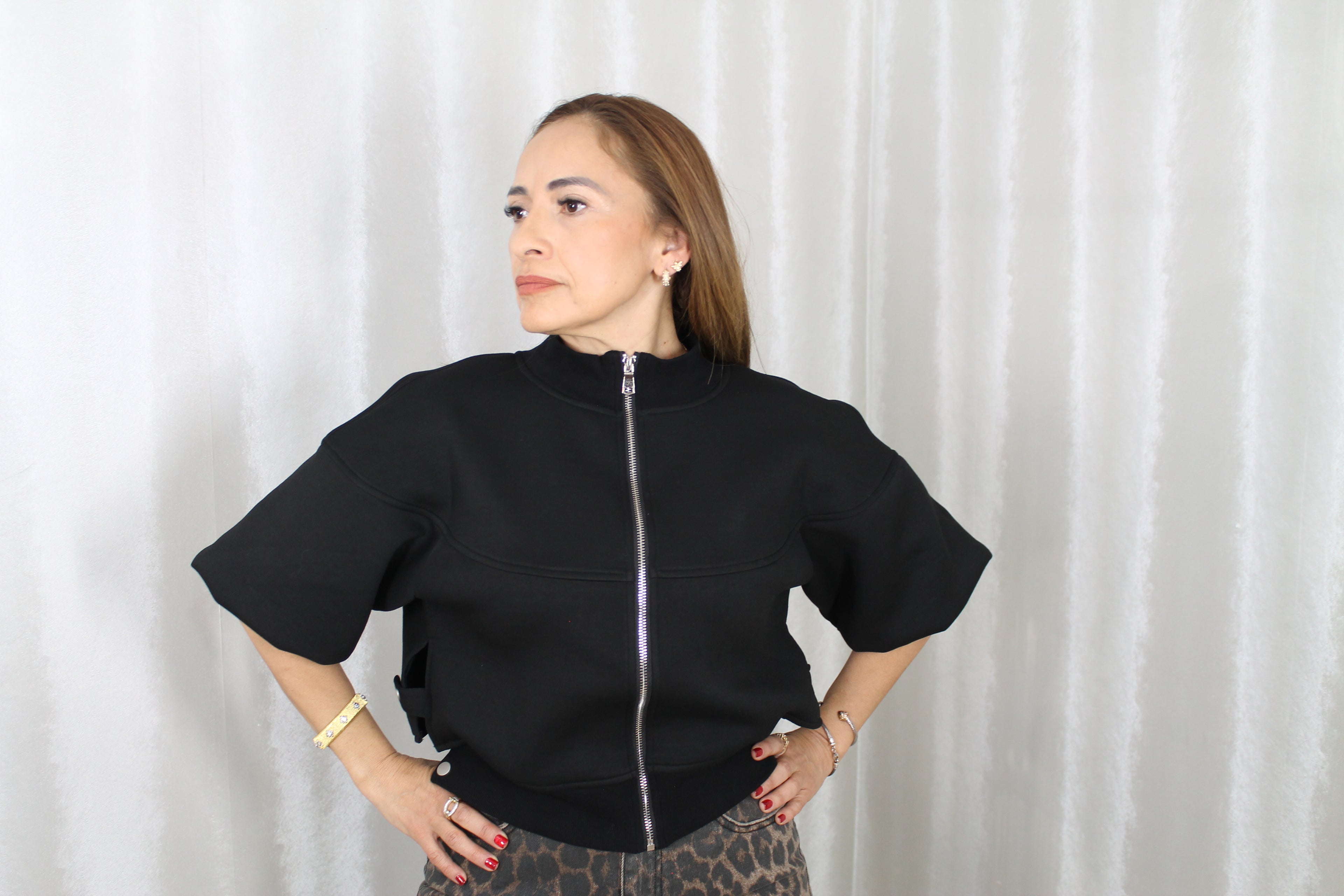 Blusa con Cierre Frontal – Minimalismo Moderno Gracia J36205