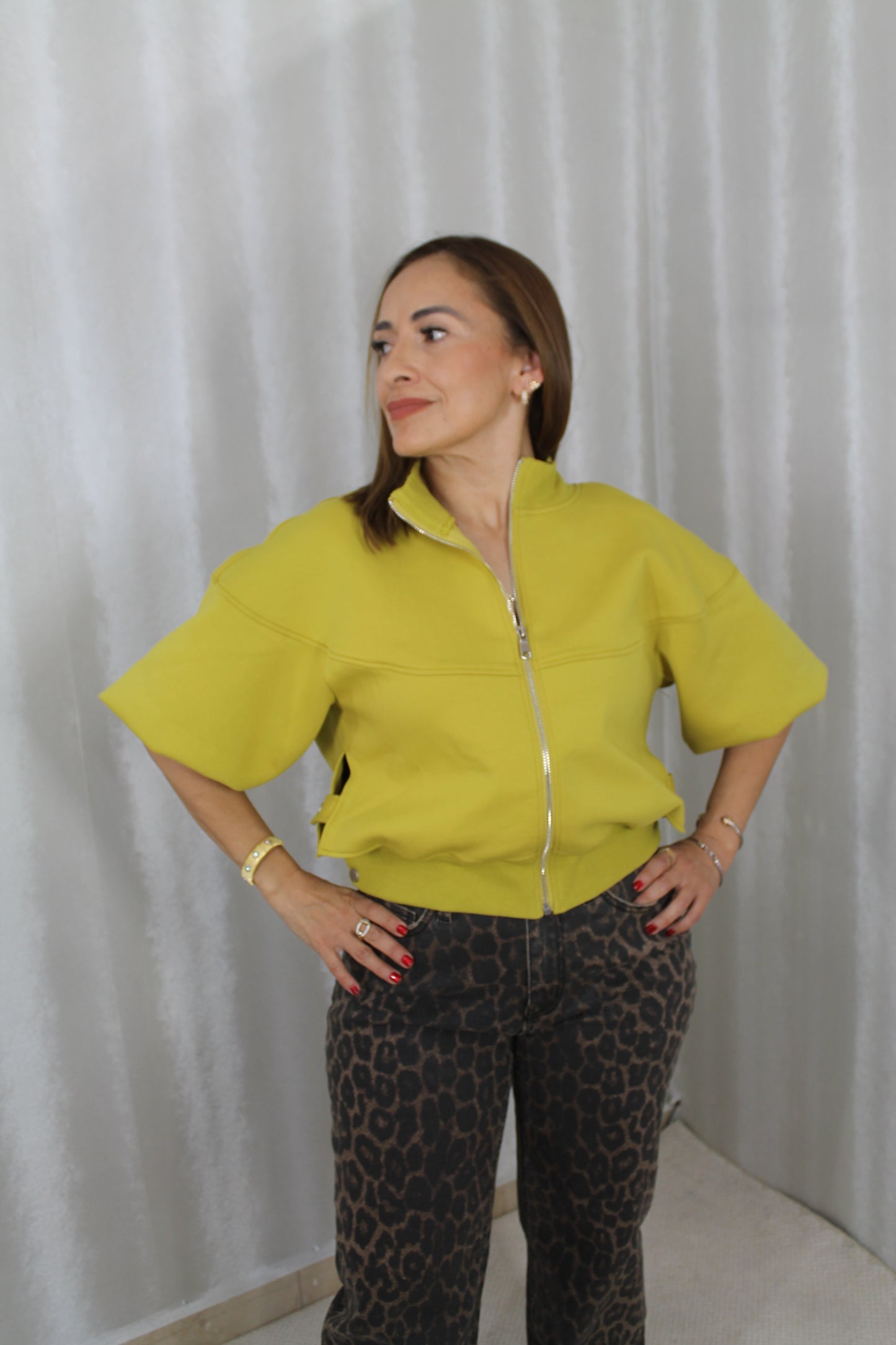 Blusa con Cierre Frontal – Minimalismo Moderno Gracia J36205