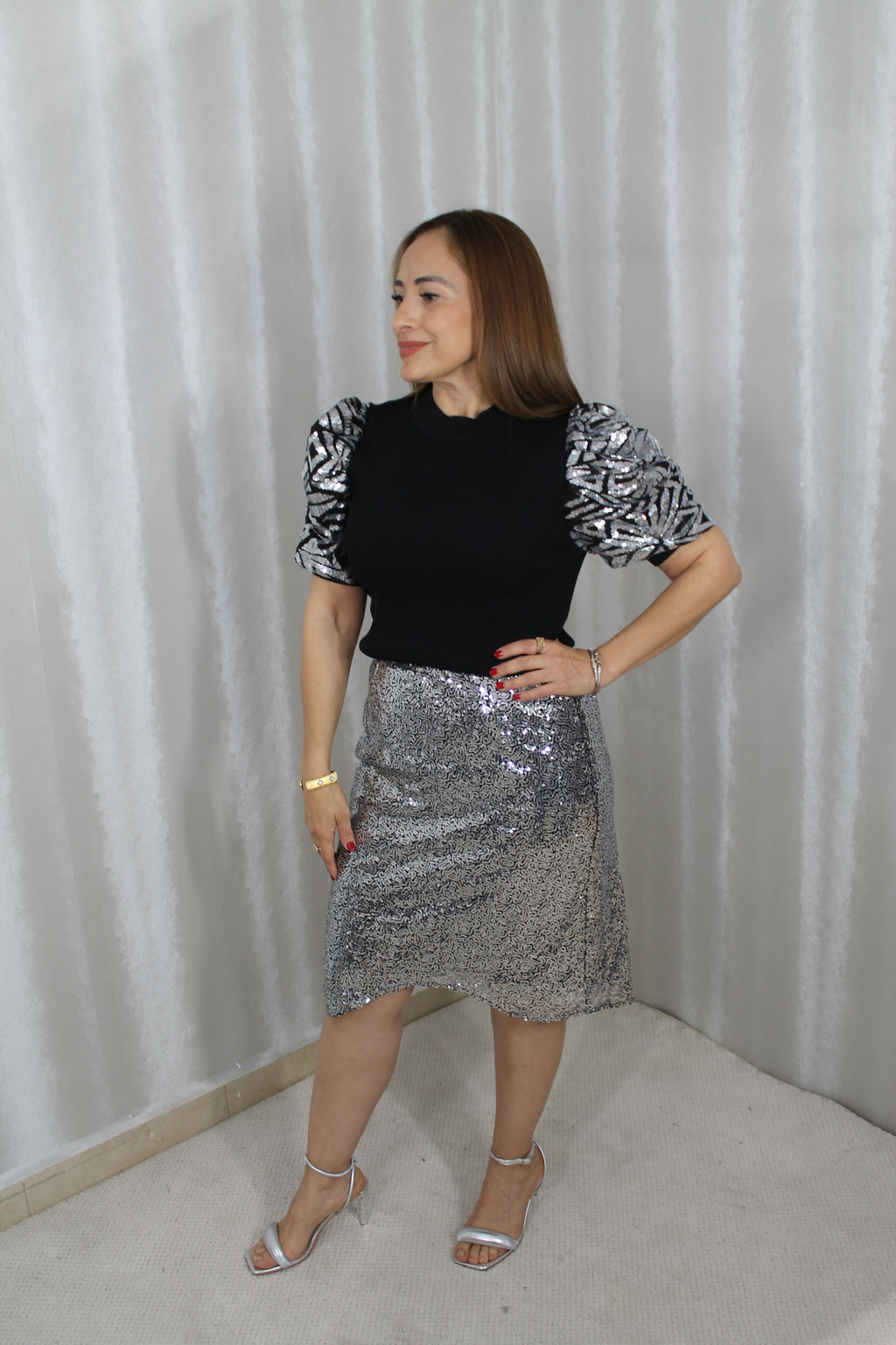 Blusa Negra con Mangas Abullonadas de Lentejuelas – Elegancia con Brillo Sofisticado