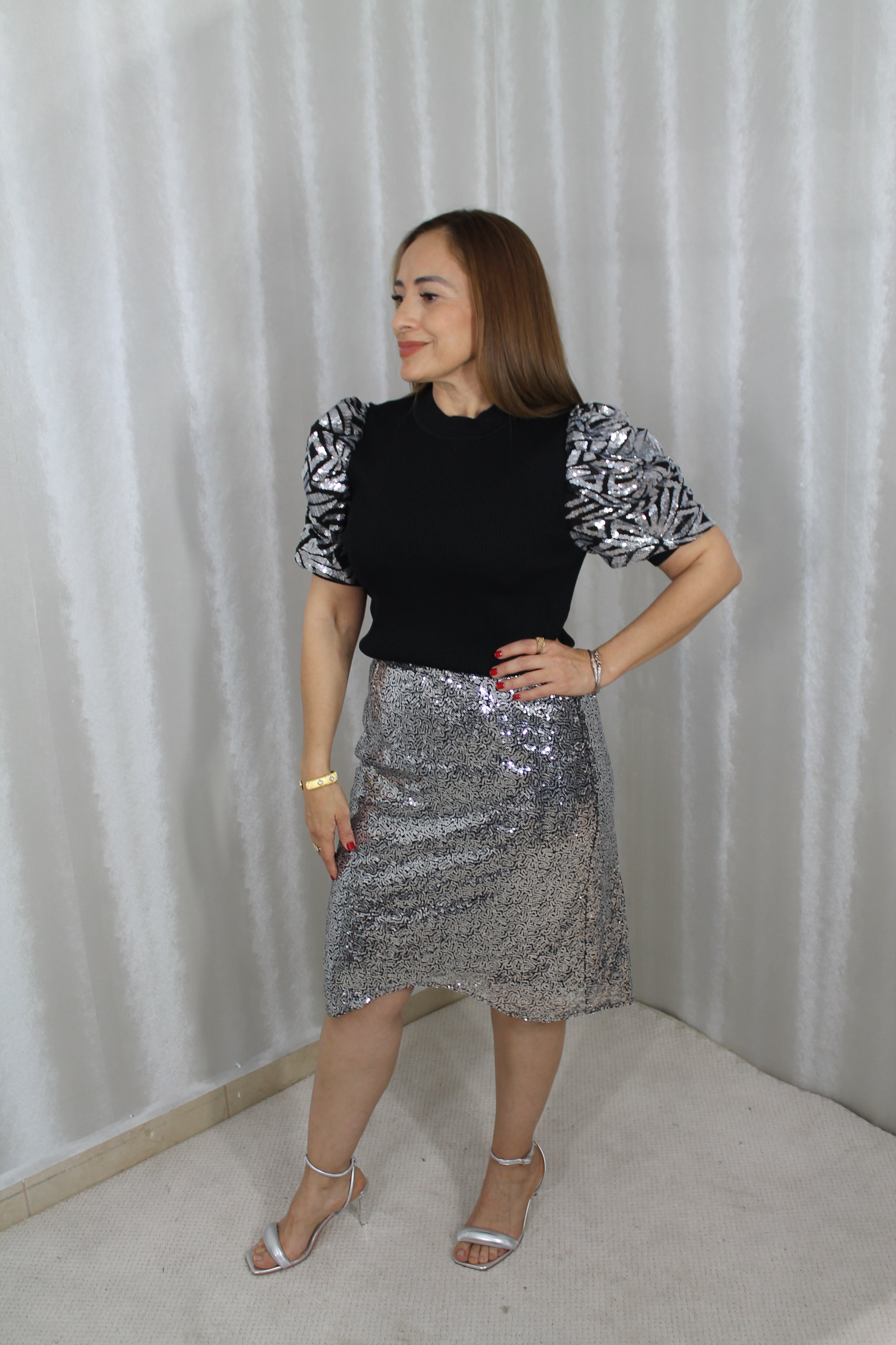 Blusa Negra con Mangas Abullonadas de Lentejuelas – Elegancia con Brillo Sofisticado