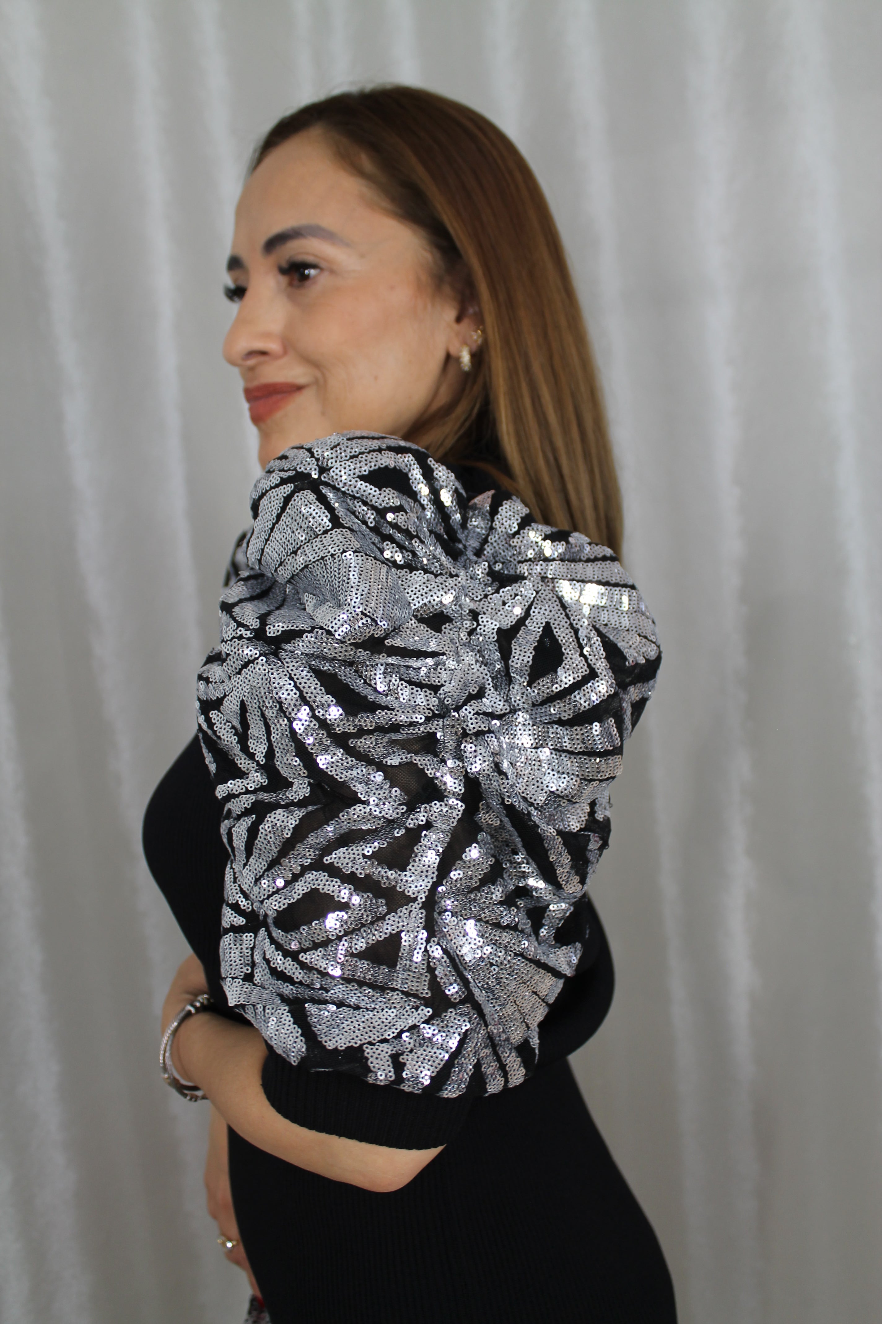 Blusa Negra con Mangas Abullonadas de Lentejuelas – Elegancia con Brillo Sofisticado