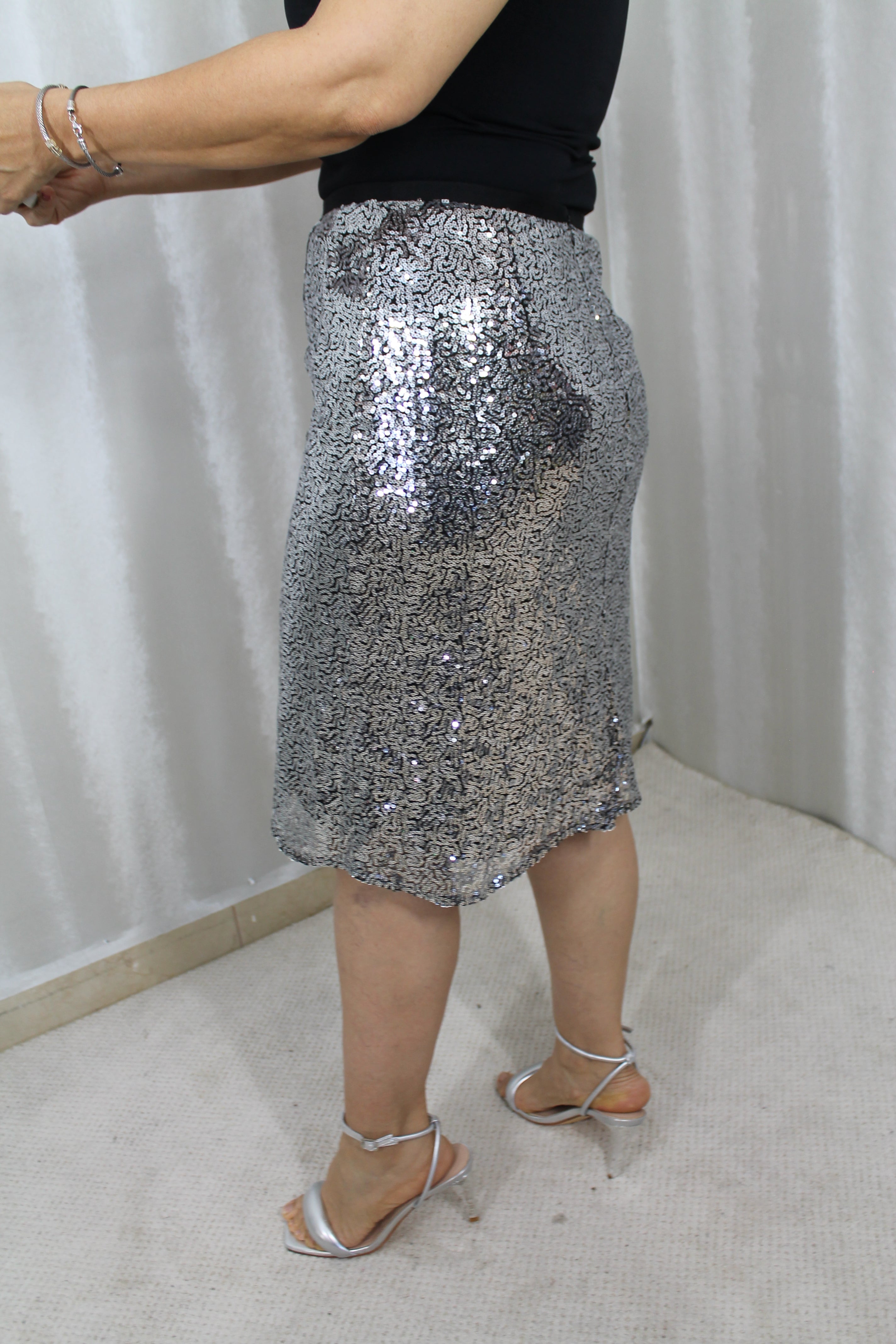 Falda Lápiz Plateada con Brillo – Glamour Sofisticado