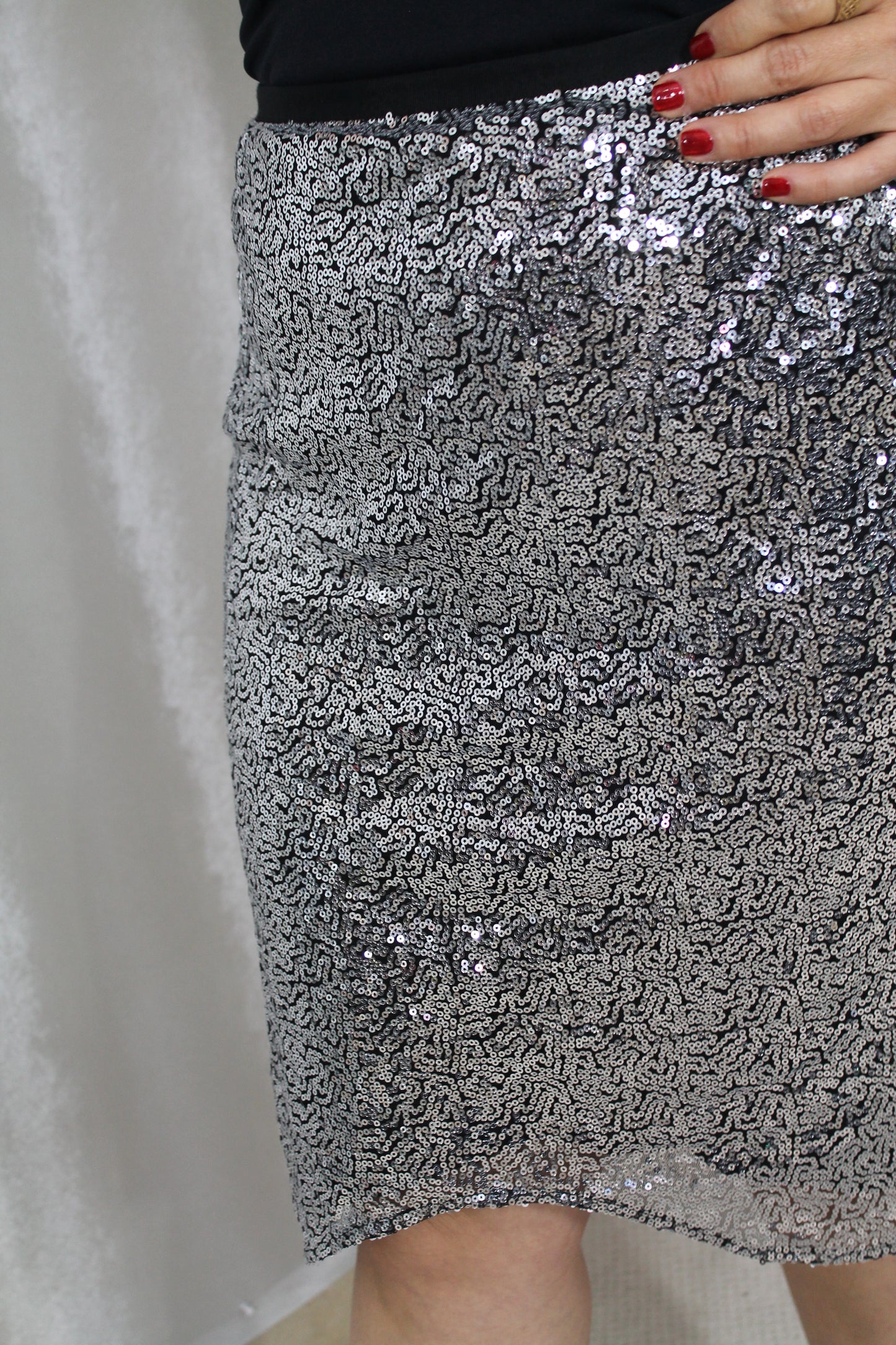 Falda Lápiz Plateada con Brillo – Glamour Sofisticado