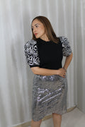 Falda Lápiz Plateada con Brillo – Glamour Sofisticado
