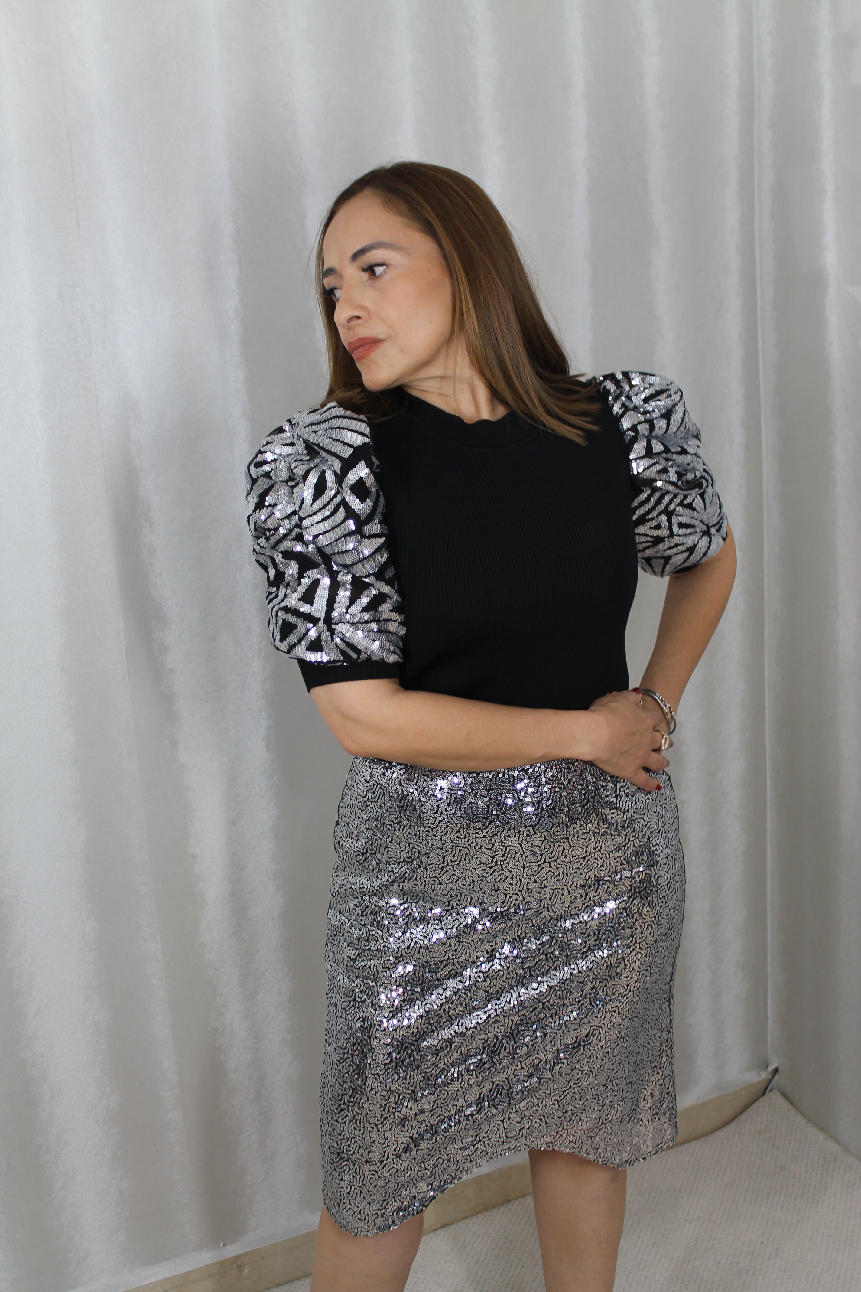 Falda Lápiz Plateada con Brillo – Glamour Sofisticado