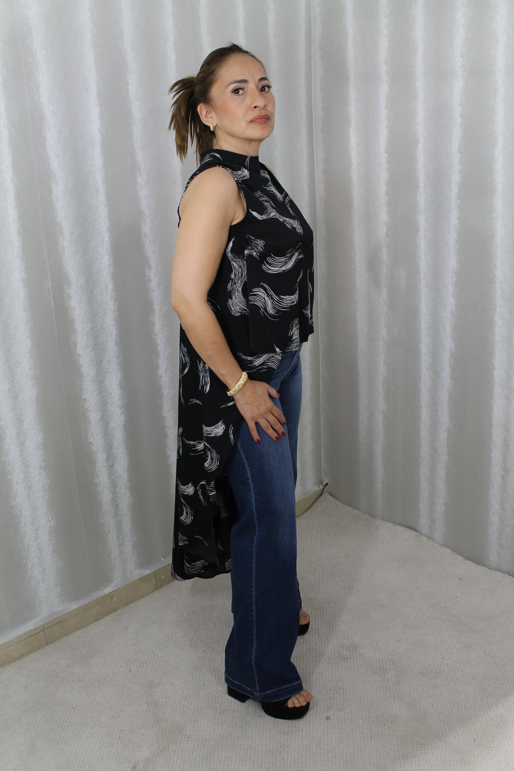Blusa Negra Estampada Asimétrica – Sofisticación Moderna