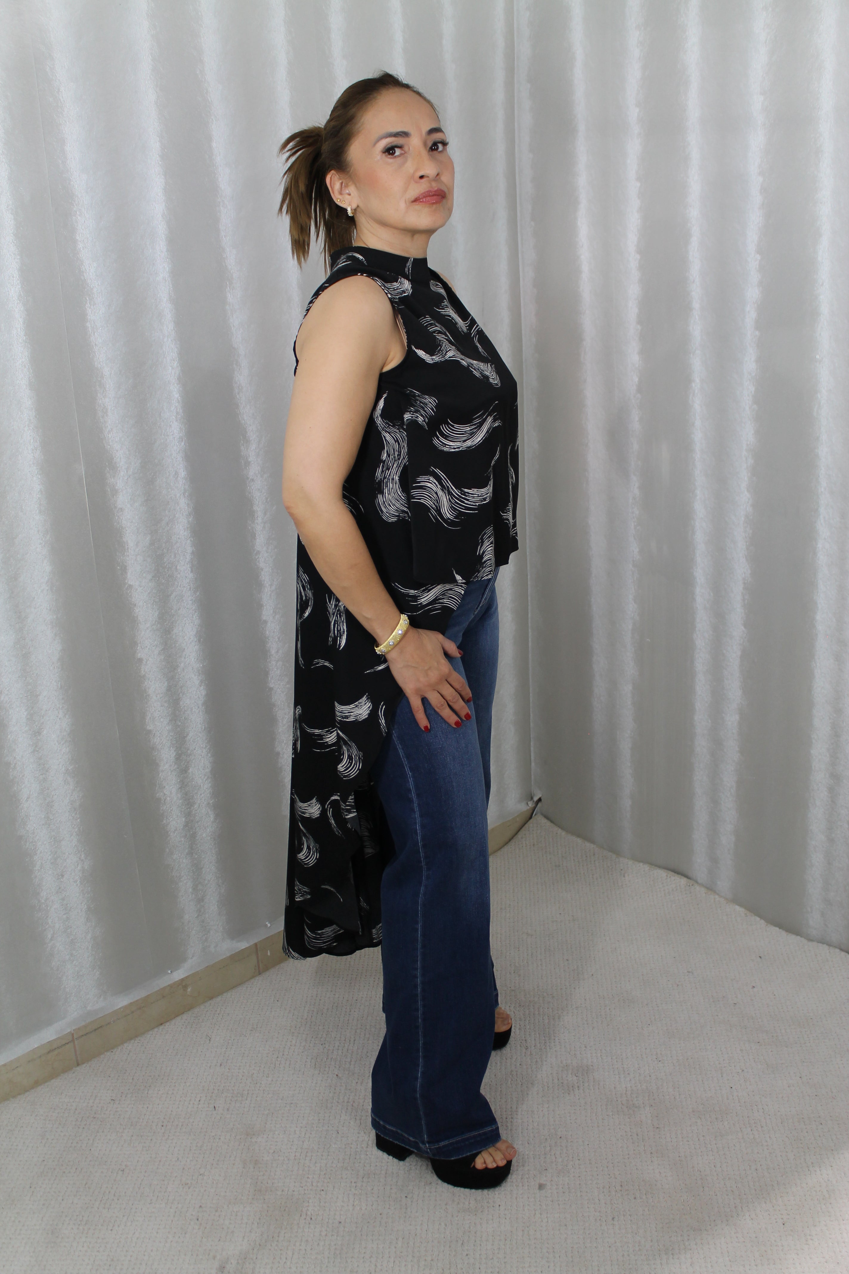 Blusa Negra Estampada Asimétrica – Sofisticación Moderna