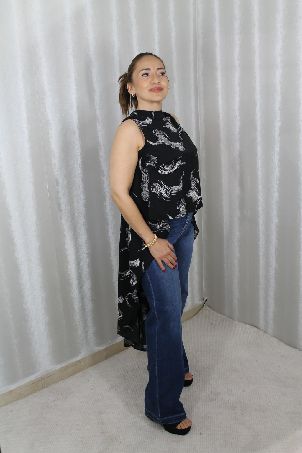 Blusa Negra Estampada Asimétrica – Sofisticación Moderna