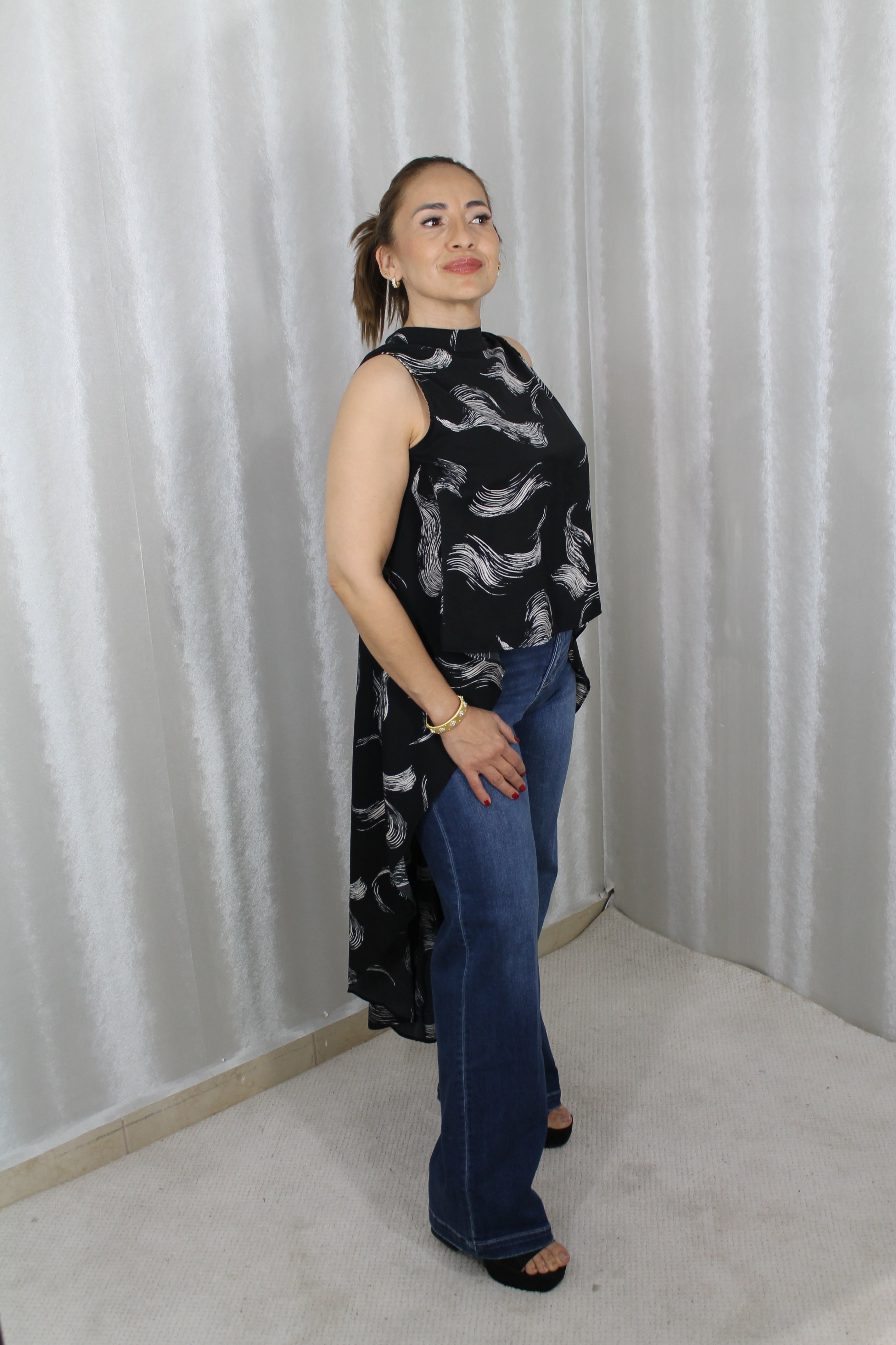 Blusa Negra Estampada Asimétrica – Sofisticación Moderna