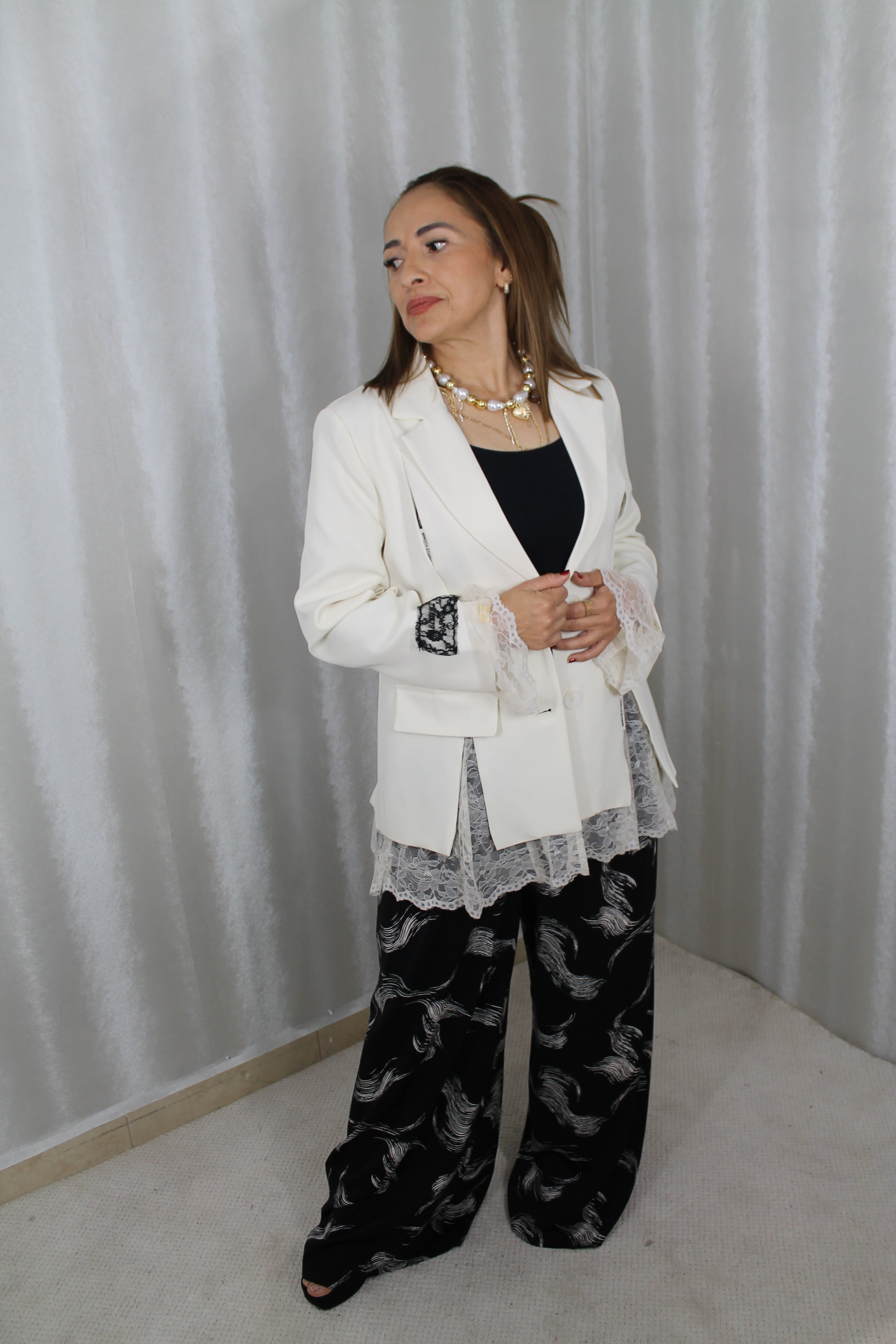 Saco Blanco con Encaje – Elegancia Sofisticada