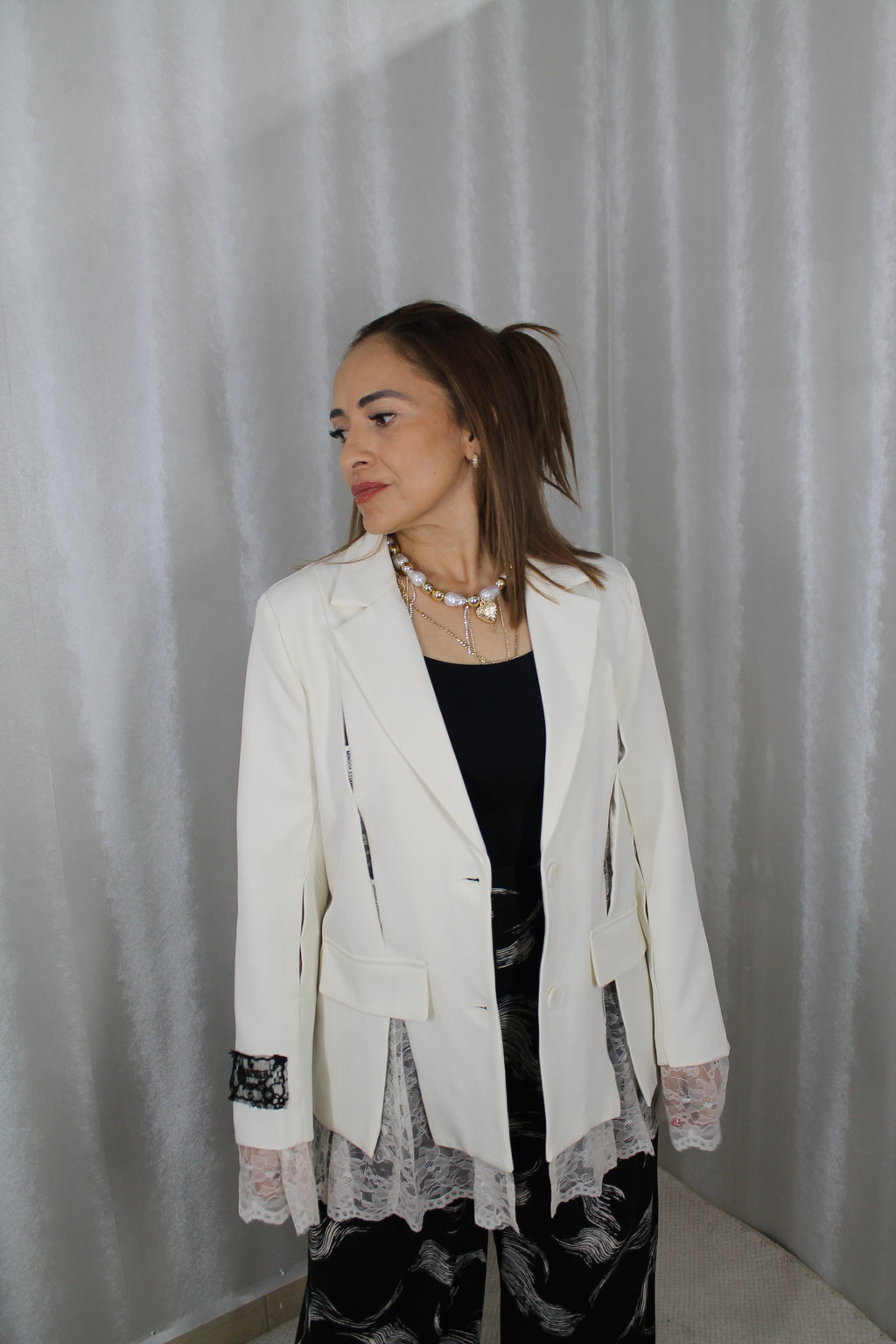 Saco Blanco con Encaje – Elegancia Sofisticada