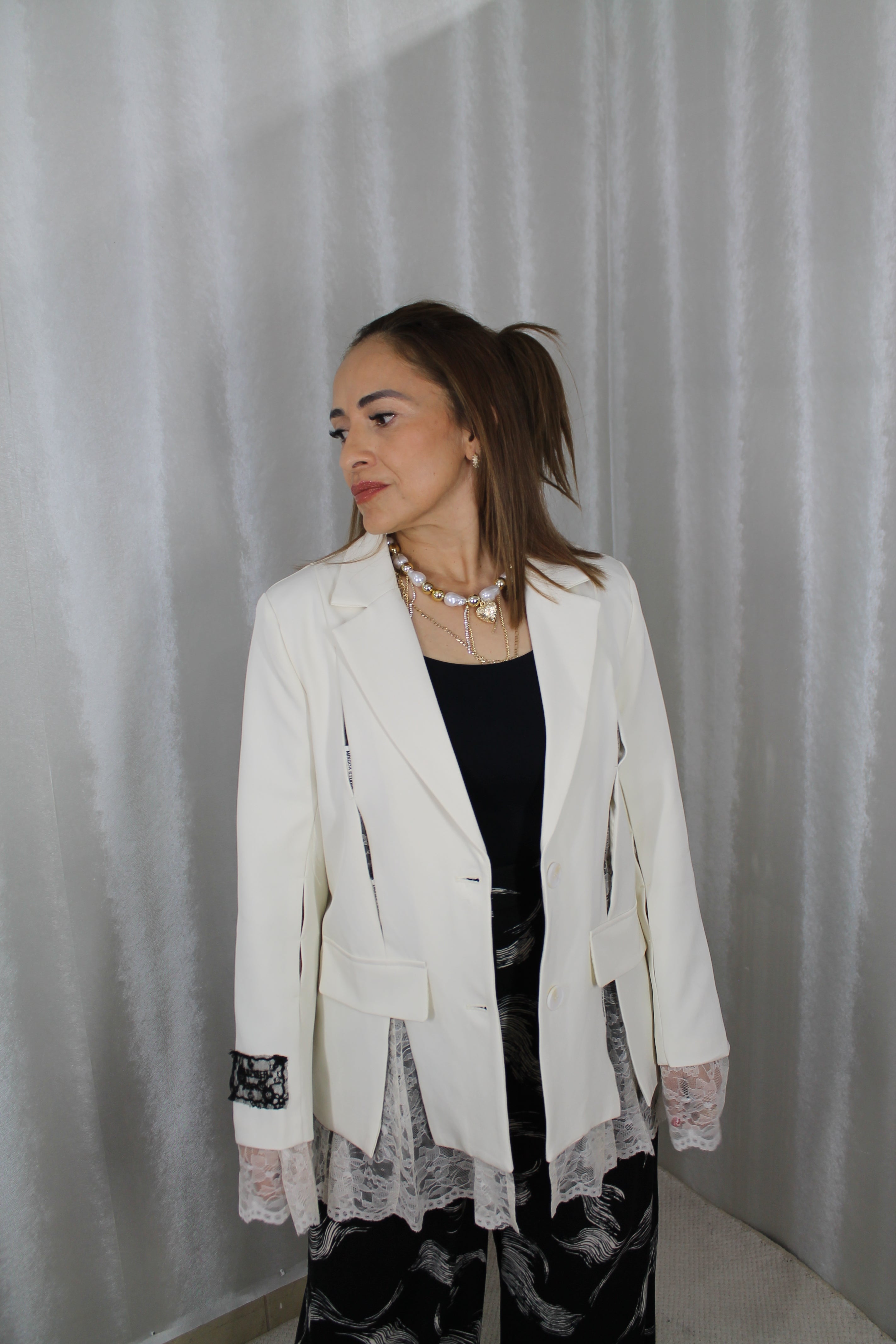 Saco Blanco con Encaje – Elegancia Sofisticada