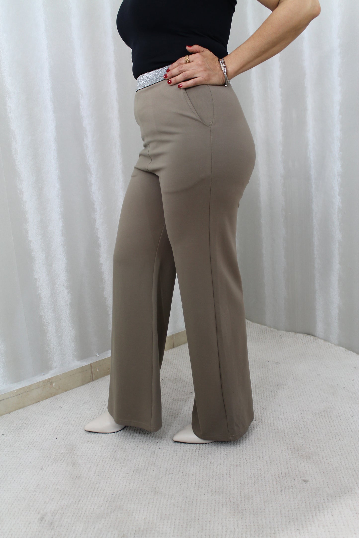 Pantalón Palazzo – Elegancia Minimalista